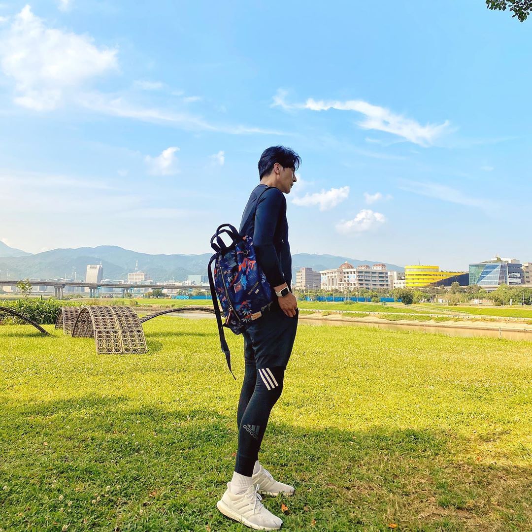 謝佳見身上的EXPLORE系列深藍色尼龍彩色圖騰後背包，以童趣的繪畫方式，傳遞出師法自然的概念。（美之心提供）