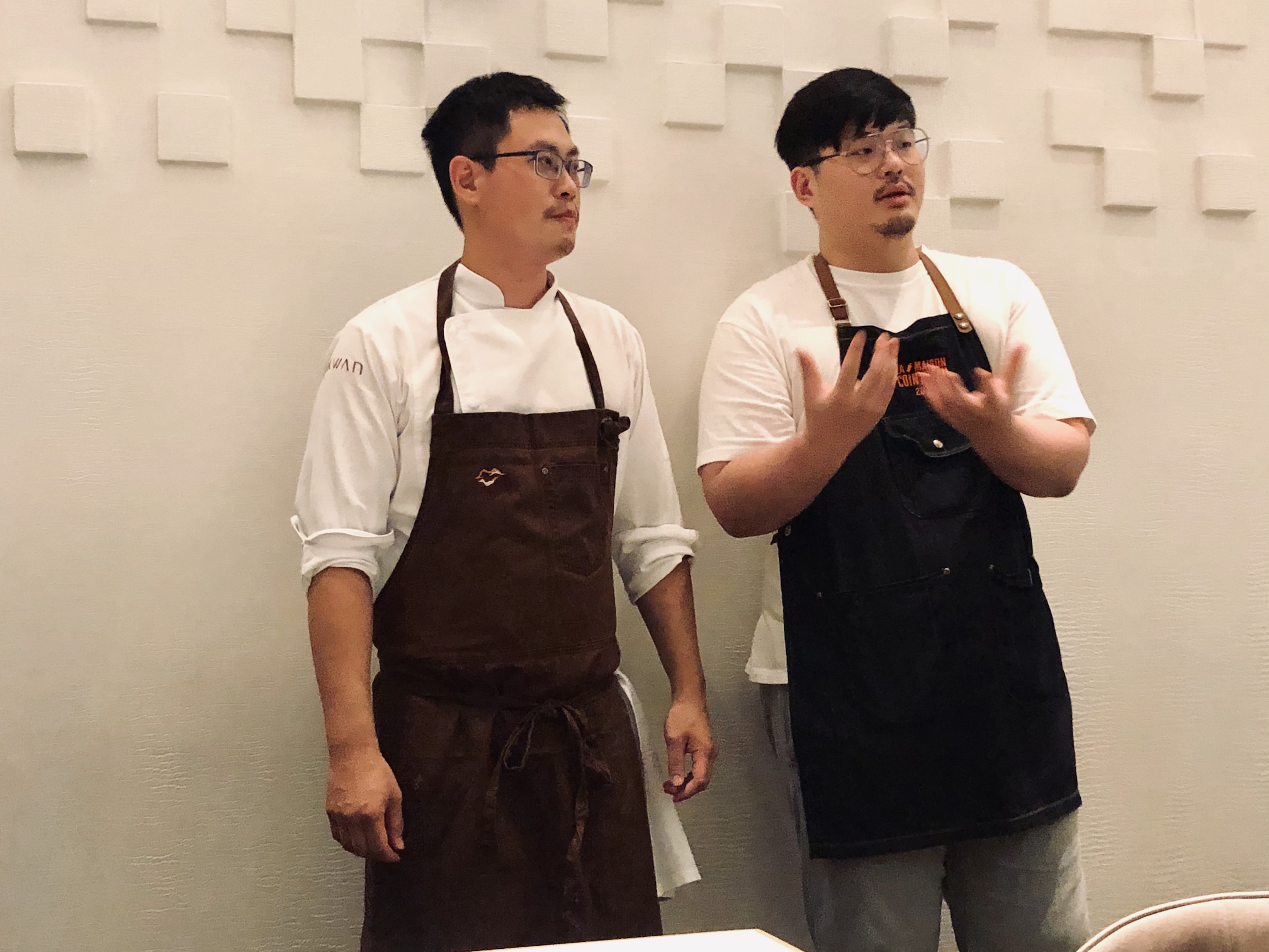 Josh（左）與Tom（右）兩人以台灣野放茶為主題設計餐會。