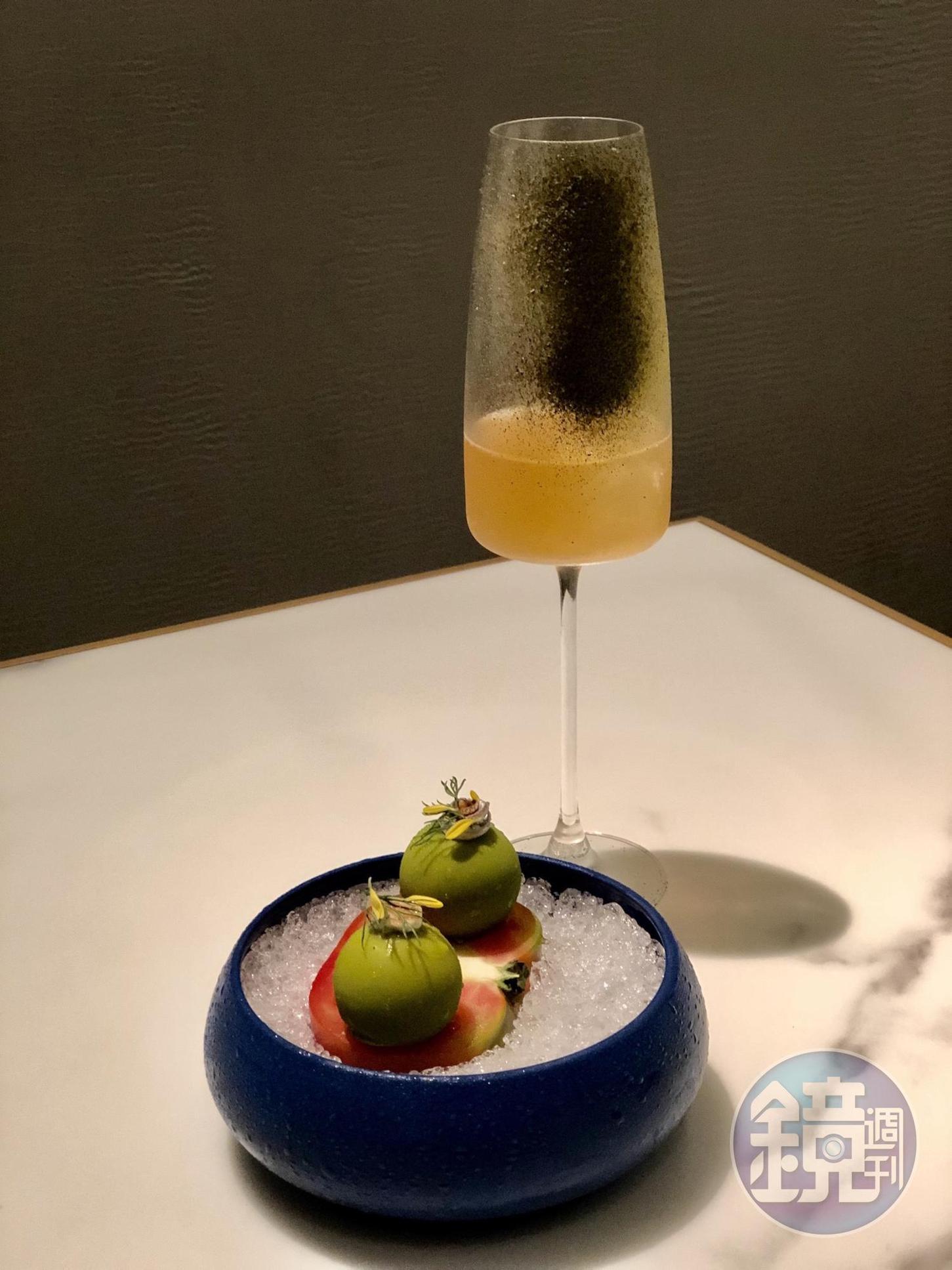 前菜小點搭佐的第一杯調酒，以玉蘭烏龍加XO低溫烹調，加入蘭姆酒與澄清水蜜桃汁，打入微氣泡有梅酒的甜香。