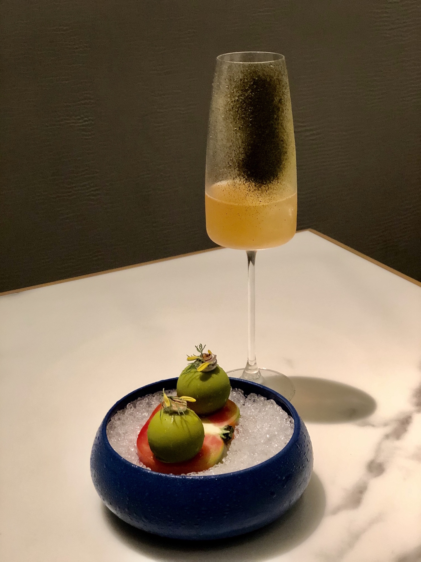 前菜小點搭佐的第一杯調酒，以玉蘭烏龍加XO低溫烹調，加入蘭姆酒與澄清水蜜桃汁，打入微氣泡有梅酒的甜香。