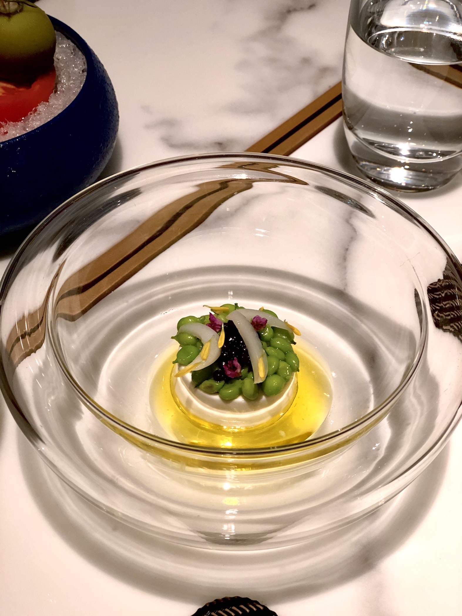 馬斯卡彭起司配上甜豆仁，簡單點綴橄欖油與海鹽，芬芳順口。