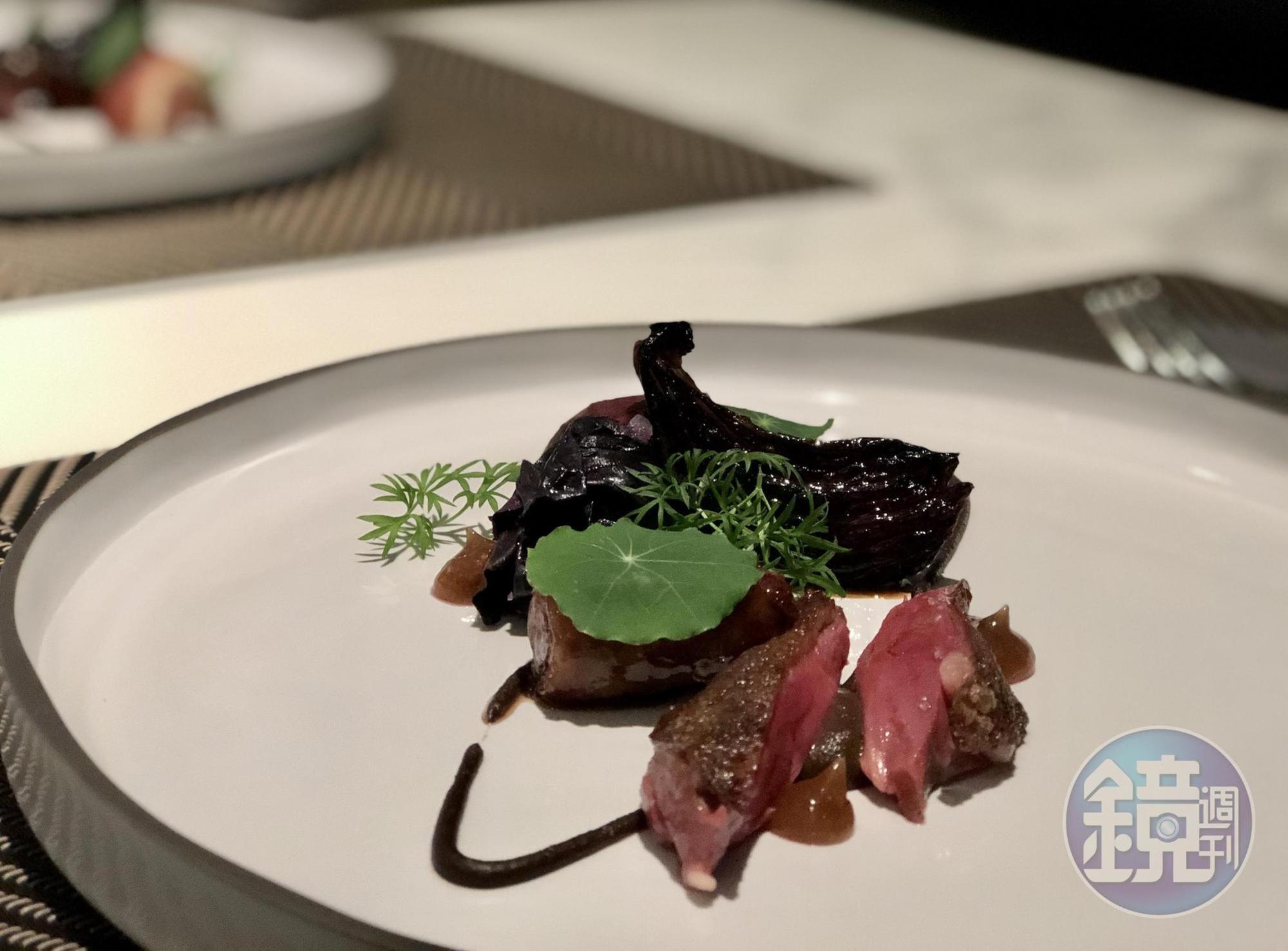 鴿胸粉嫩，鴿腿則做成肉卷，無花果醬與墨西哥混醬（Mole）搭配野味甜潤濃郁。