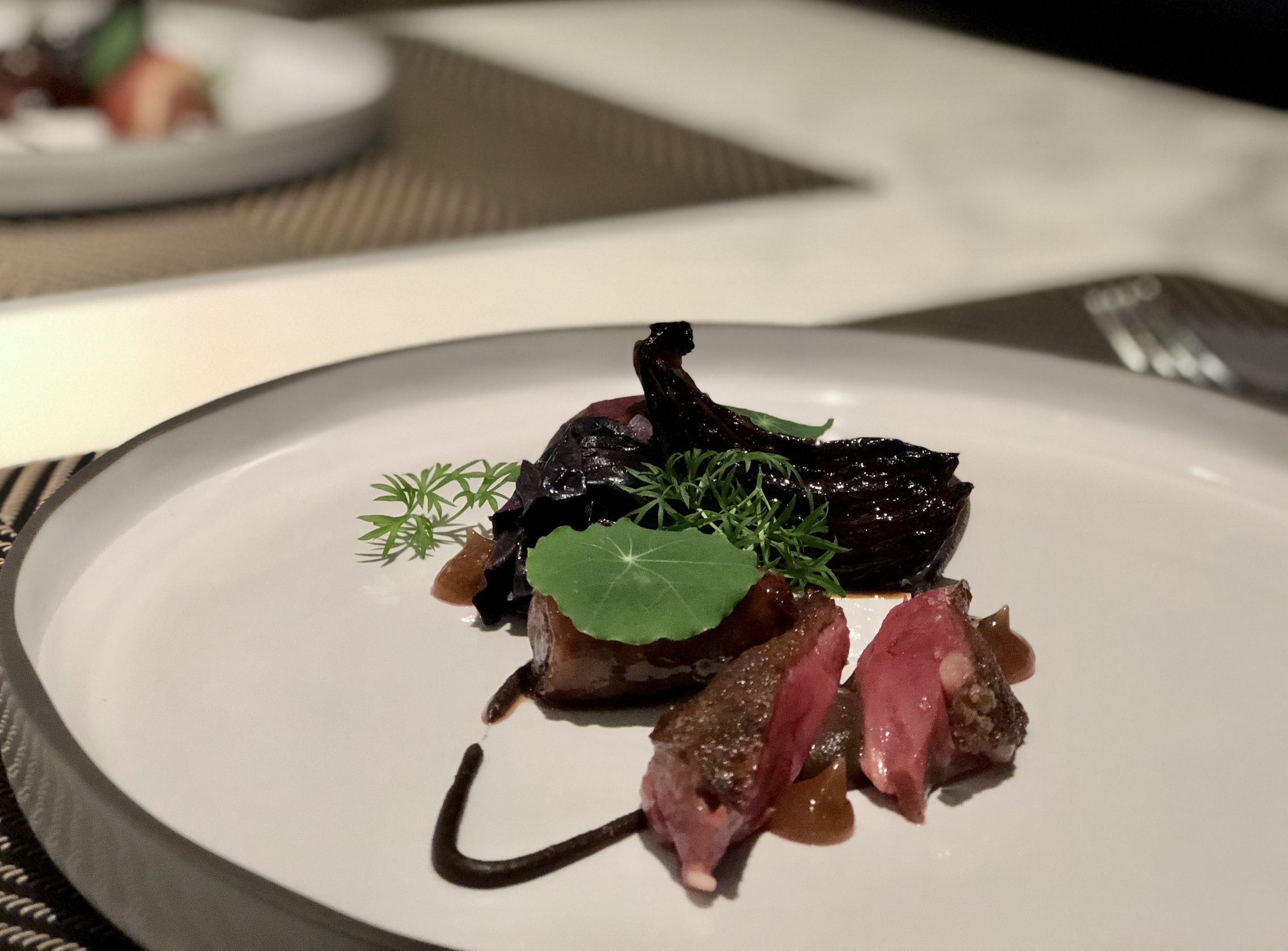 鴿胸粉嫩，鴿腿則做成肉卷，無花果醬與墨西哥混醬（Mole）搭配野味甜潤濃郁。