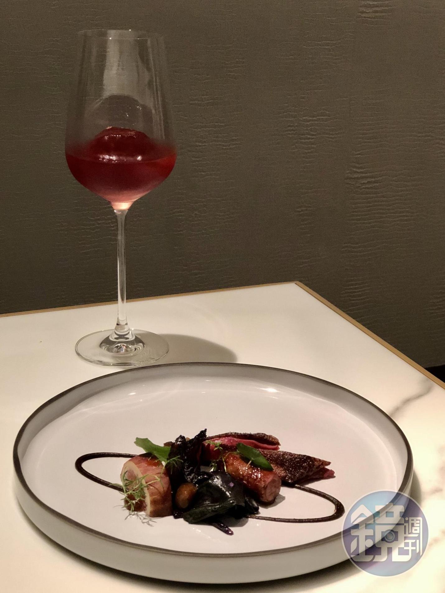 禽類主菜搭配以紅玉紅茶的單寧及洛神花酸度及咖啡香氣，做出如Shiraz紅酒口感的茶酒。