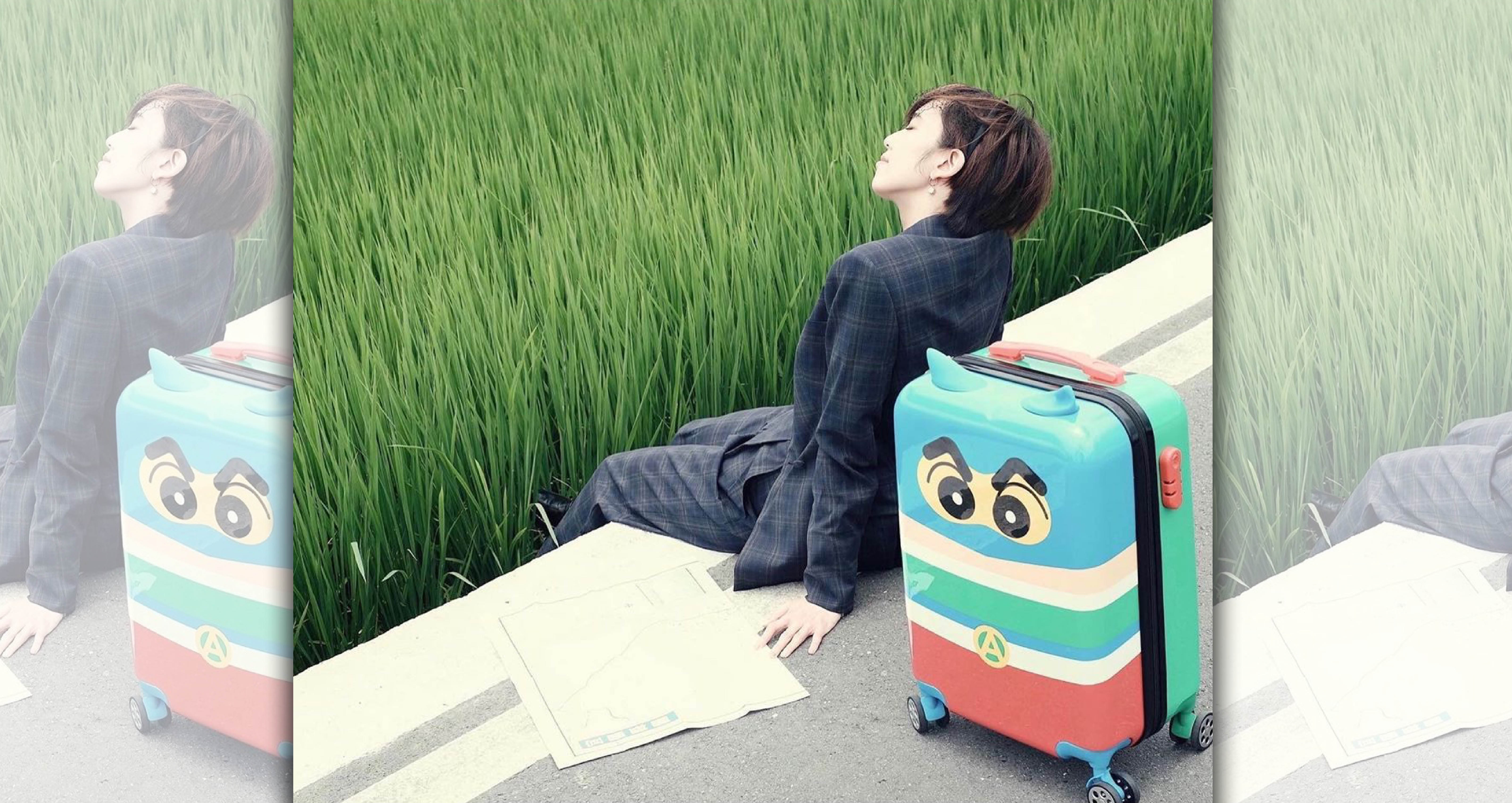 陳庭妮穿著格紋套裝、搭配APM Monaco耳環，在宜蘭伯朗大道上留下悠閒生活的紀錄。（翻攝自陳庭妮IG）