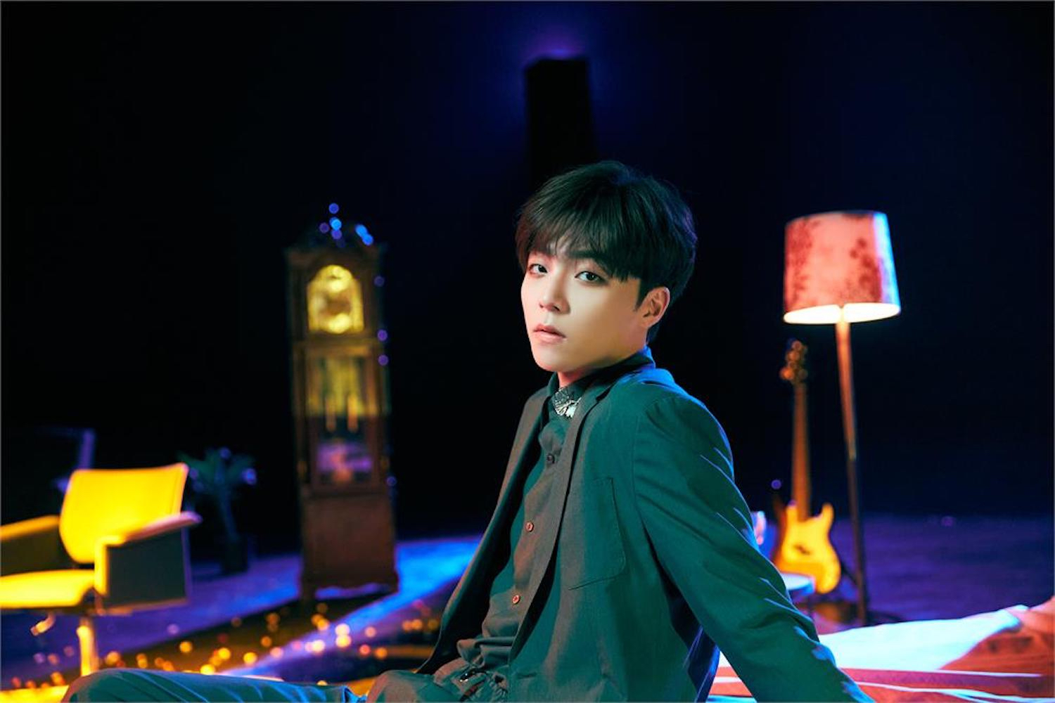 陳立農於最新發表單曲《我夢見你》MV中身穿 BOSS 2020早秋系列深綠色西裝、搭配同色襯衫。（環球音樂提供）