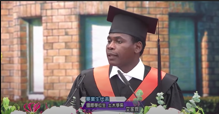 來自布吉納法索、台大土木工程學系的艾家齊擔任畢業致詞代表，分享自己精彩的人生。（翻攝自頻道台大）