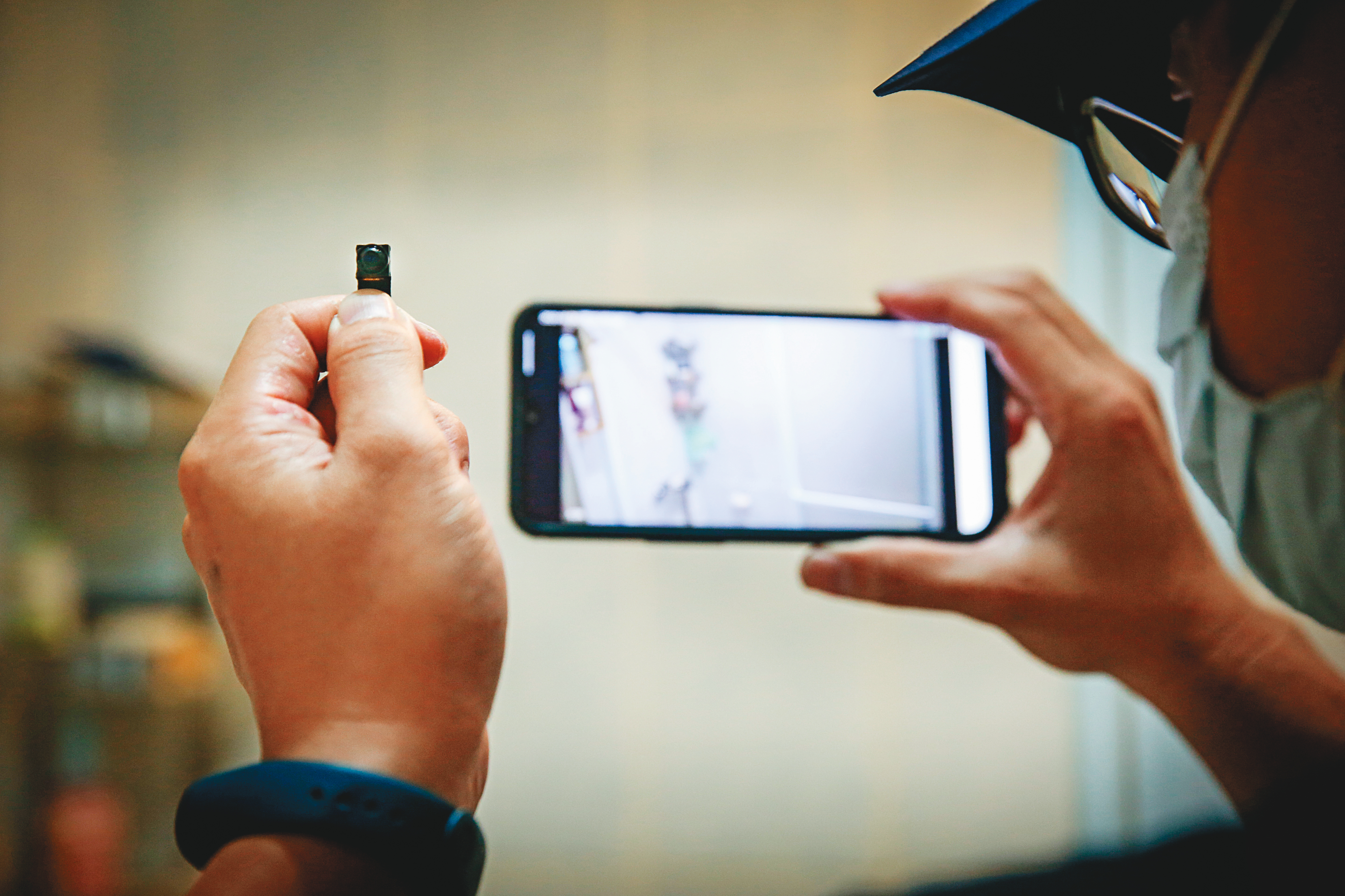 呂姓主管從網路上買來WiFi遠端錄影機，以手機監看APP軟體，即時在線上偷窺女同事洗澡。（圖為示意畫面，非當事人）