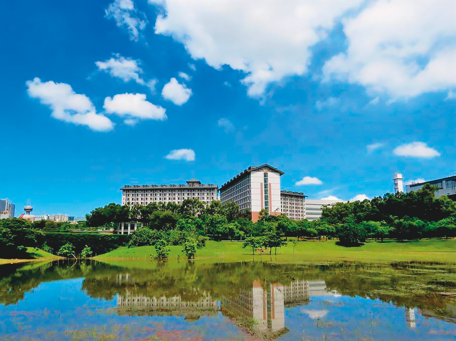 面板大廠友達光電，在台中后里打造全球最先進的綠能廠房，宿舍有如5星級飯店，羨煞不少上班族。（中科提供）