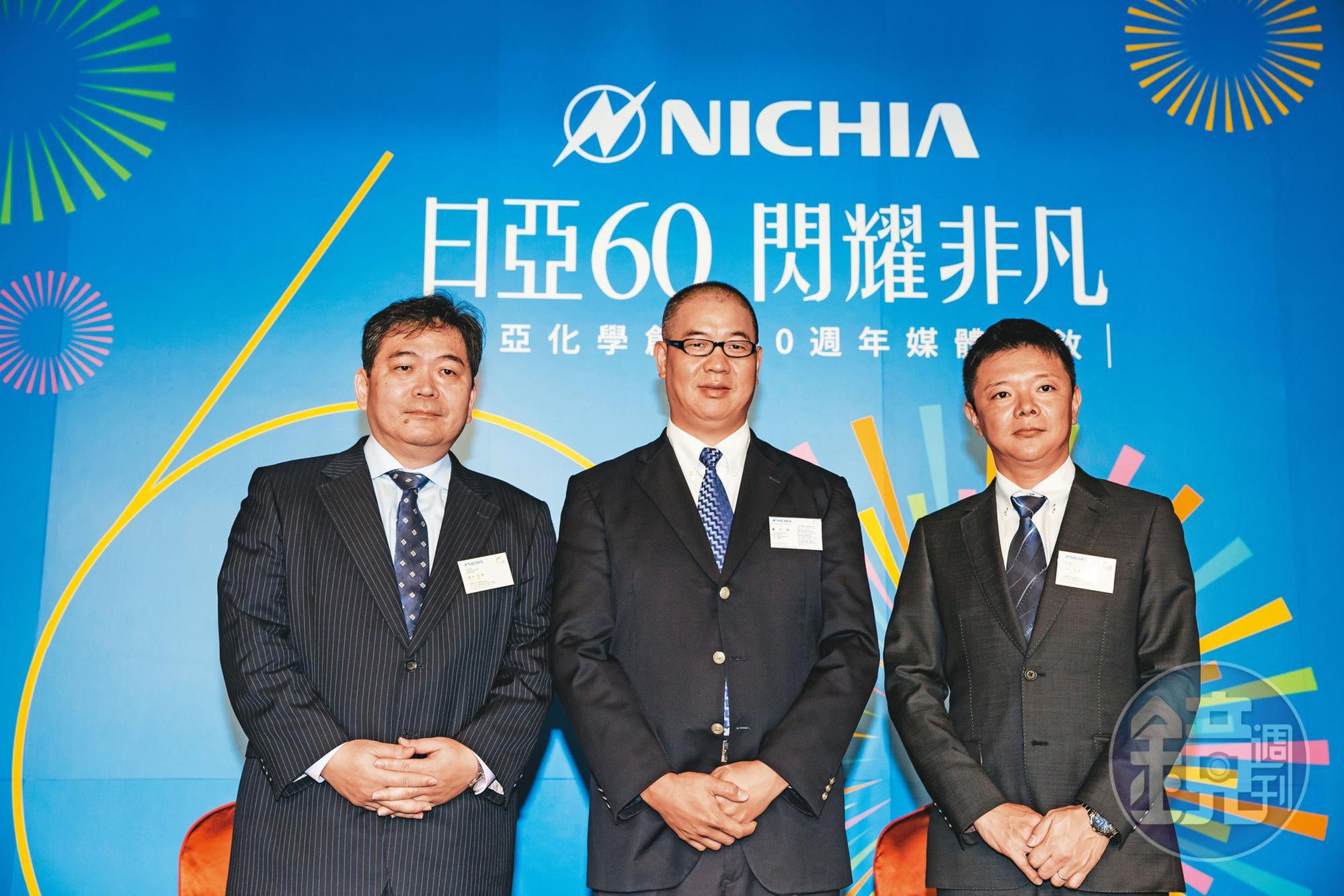 光磊董事會長期以來幾乎全部都由日亞化全面掌控，右二為台灣日亞化總經理戴圳家。