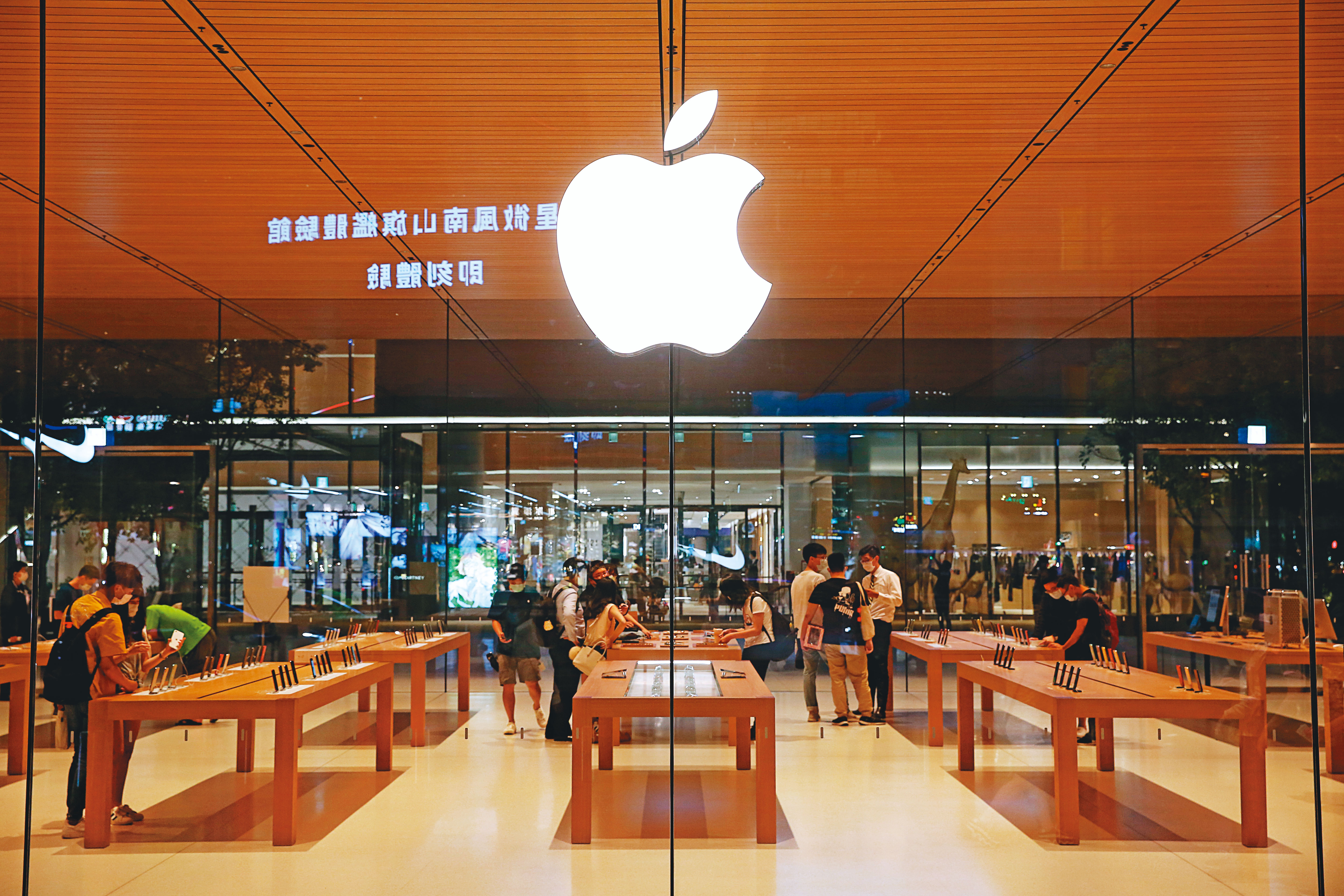 蘋果在台北101大樓的直營店LED看板模組就是大三得的產品。