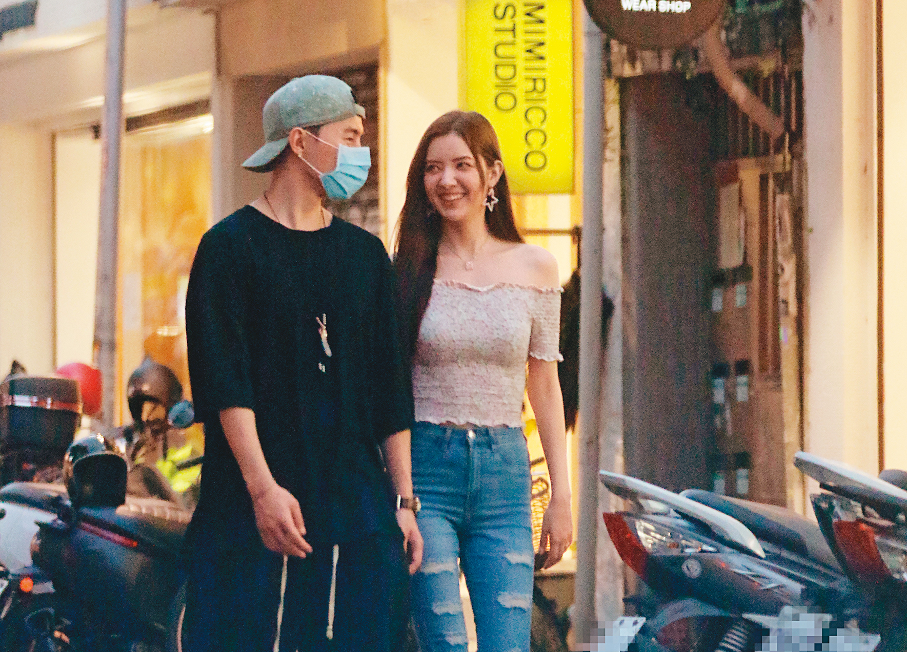 5月31日 17：49，唐禹哲（左）與蘇小軒（右）有說有笑，現身台北東區街頭。