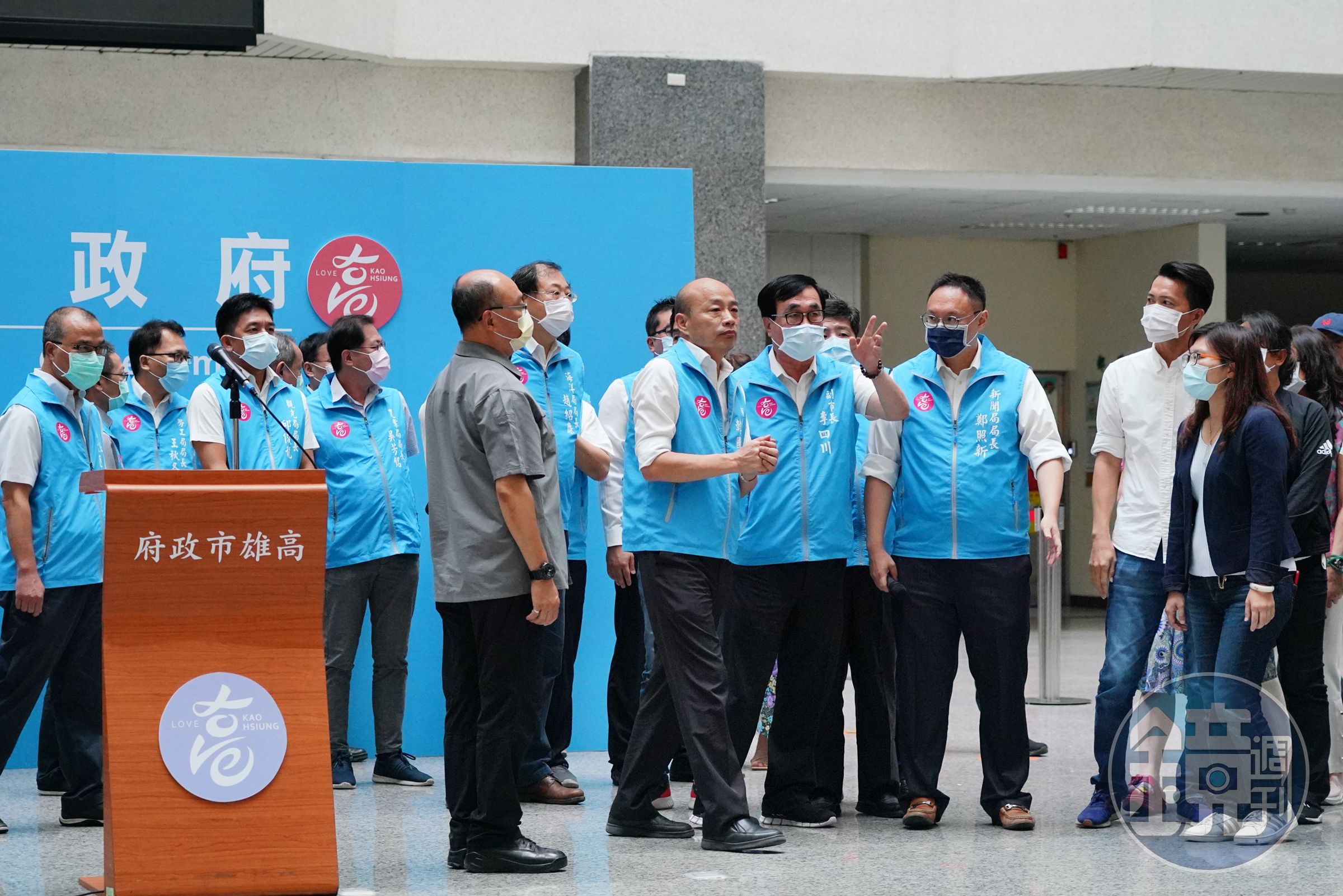隨著高雄市長韓國瑜確定被罷免，畢業生領的市長獎要由誰署名也成問題，圖為韓帶領市府團隊發表談話後離去。（本刊資料照）