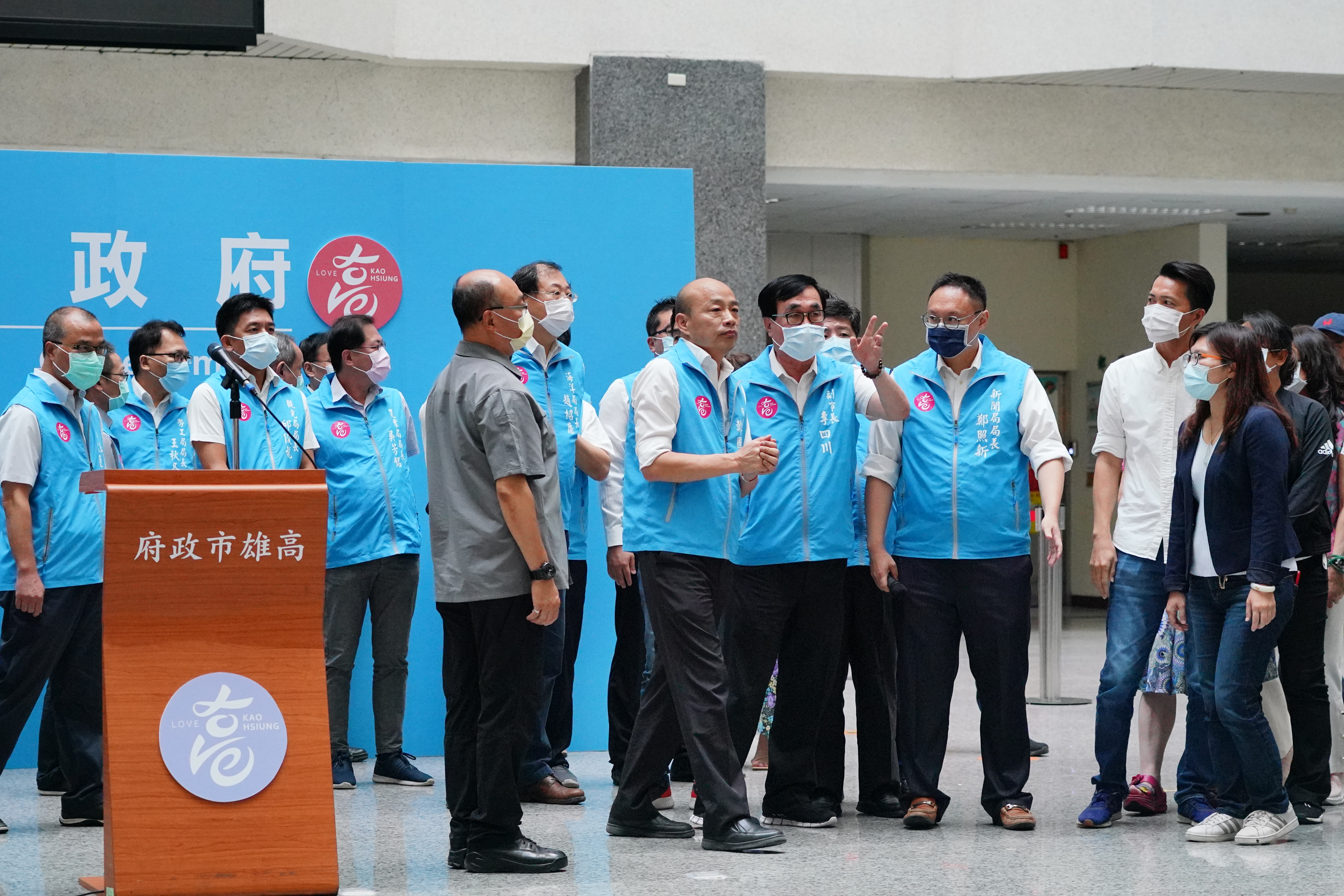 隨著高雄市長韓國瑜確定被罷免，畢業生領的市長獎要由誰署名也成問題，圖為韓帶領市府團隊發表談話後離去。（本刊資料照）