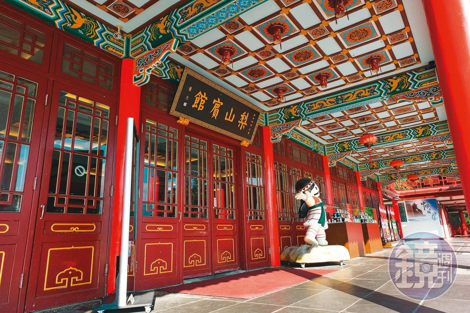 梨山賓館是一棟古色古香的中式建築，卻也融入當地泰雅族人的原住民特色。