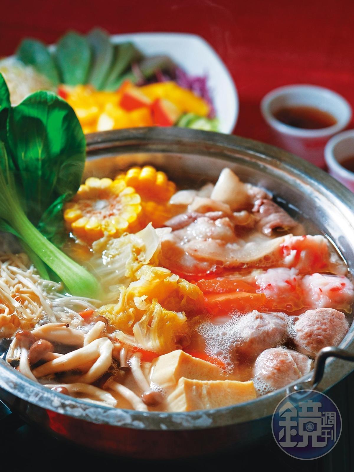 「酸菜白肉鍋」則是用主廚醃製的酸菜，搭配海鮮，湯頭清爽，到梨山就該這樣大吃一頓高山饗宴。