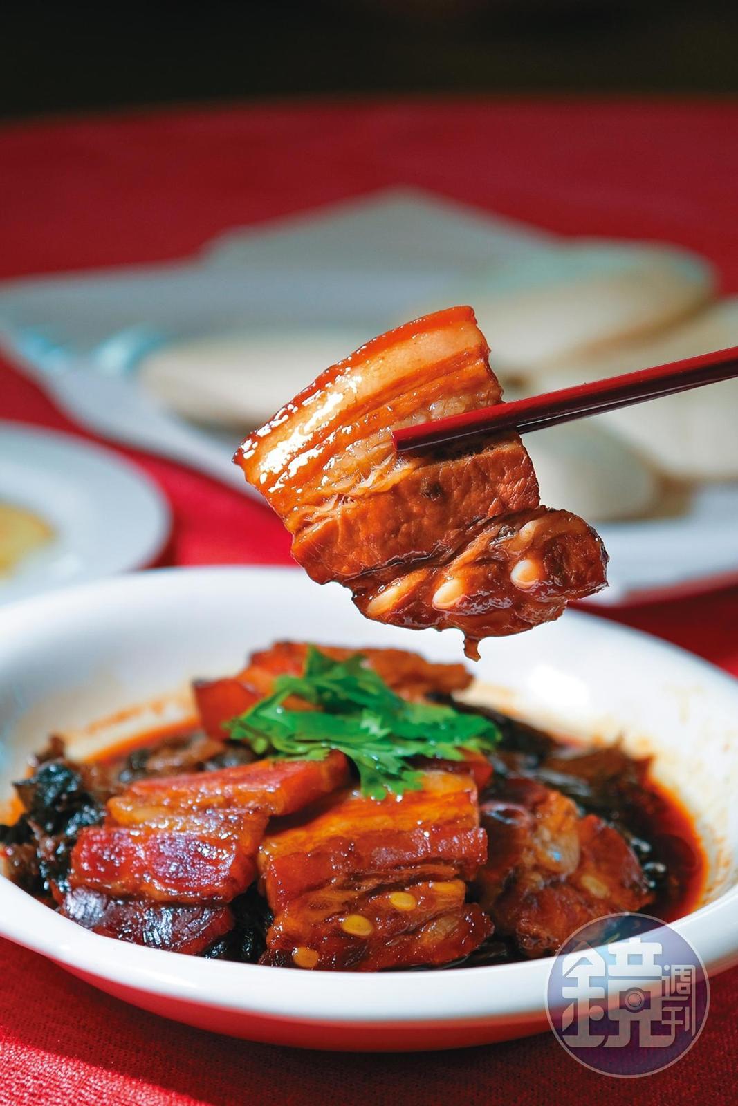 滋味豐富又下飯的「梅干扣肉」，搭配刈包的吃法是超人氣菜色。（2人套餐菜色／900元）