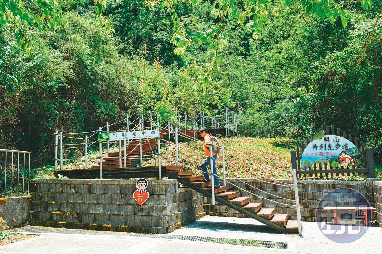 從梨山賓館停車場旁,直接可以走到步道入口。