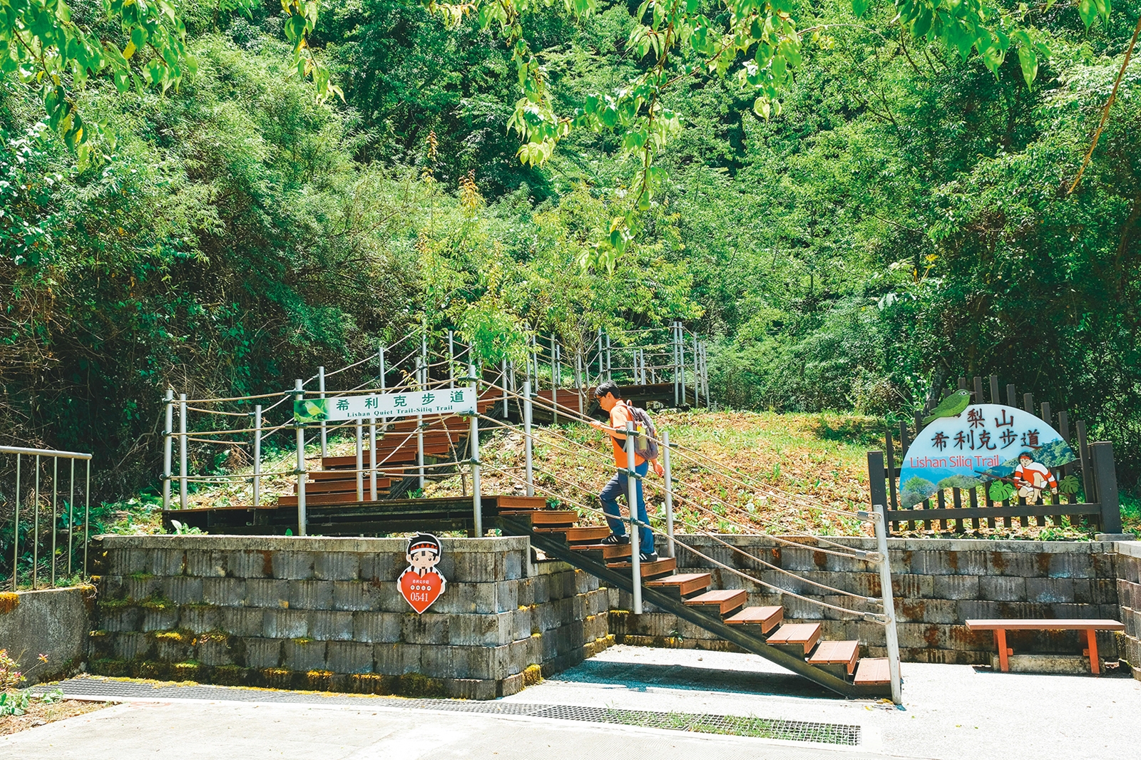 從梨山賓館停車場旁，直接可以走到步道入口。