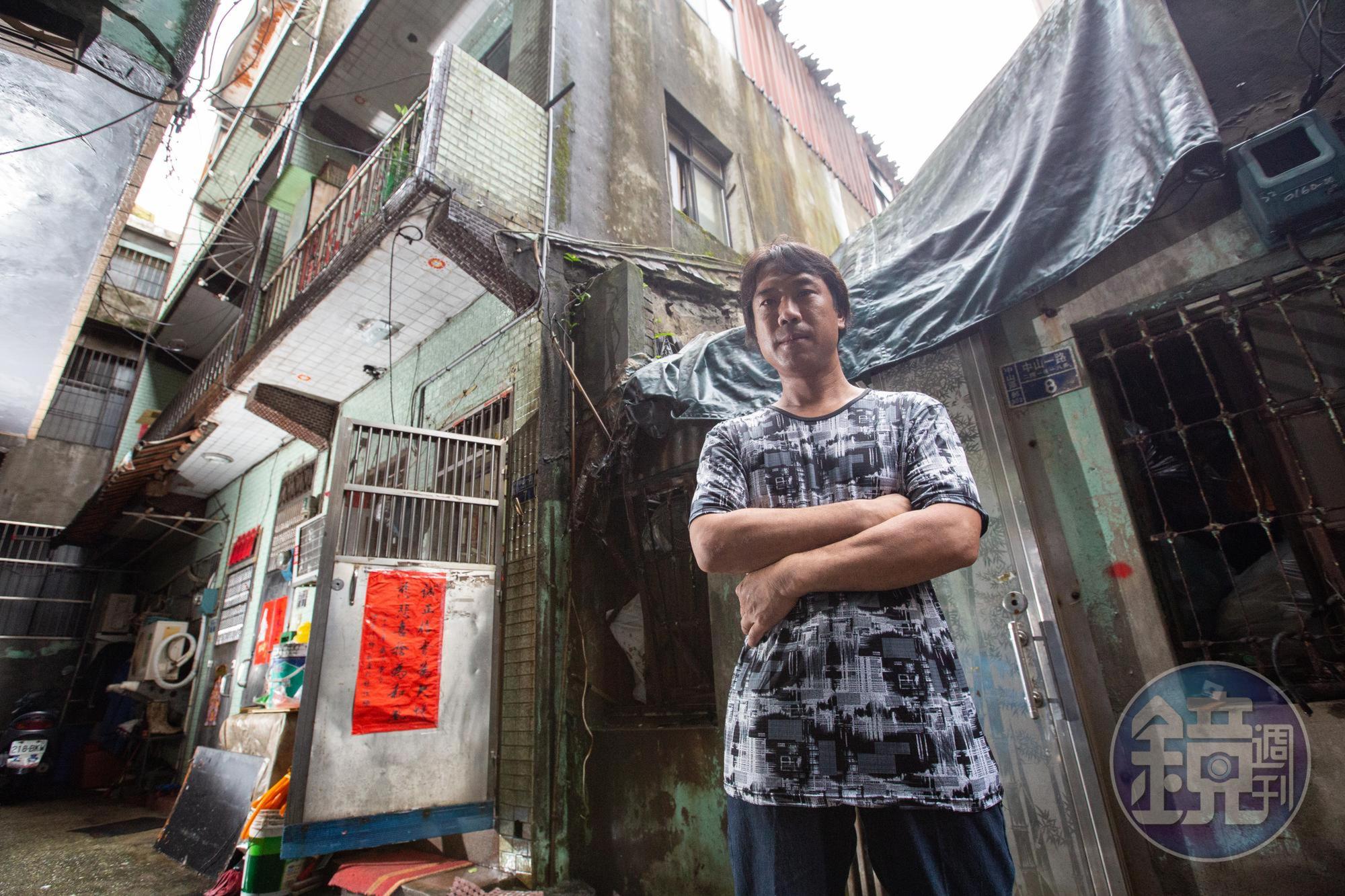 陳青旭身後的3樓透天厝,雖然潮溼老舊,卻是一家6口的家,因為欠繳1萬8千元的交通罰單,家差點不見了。