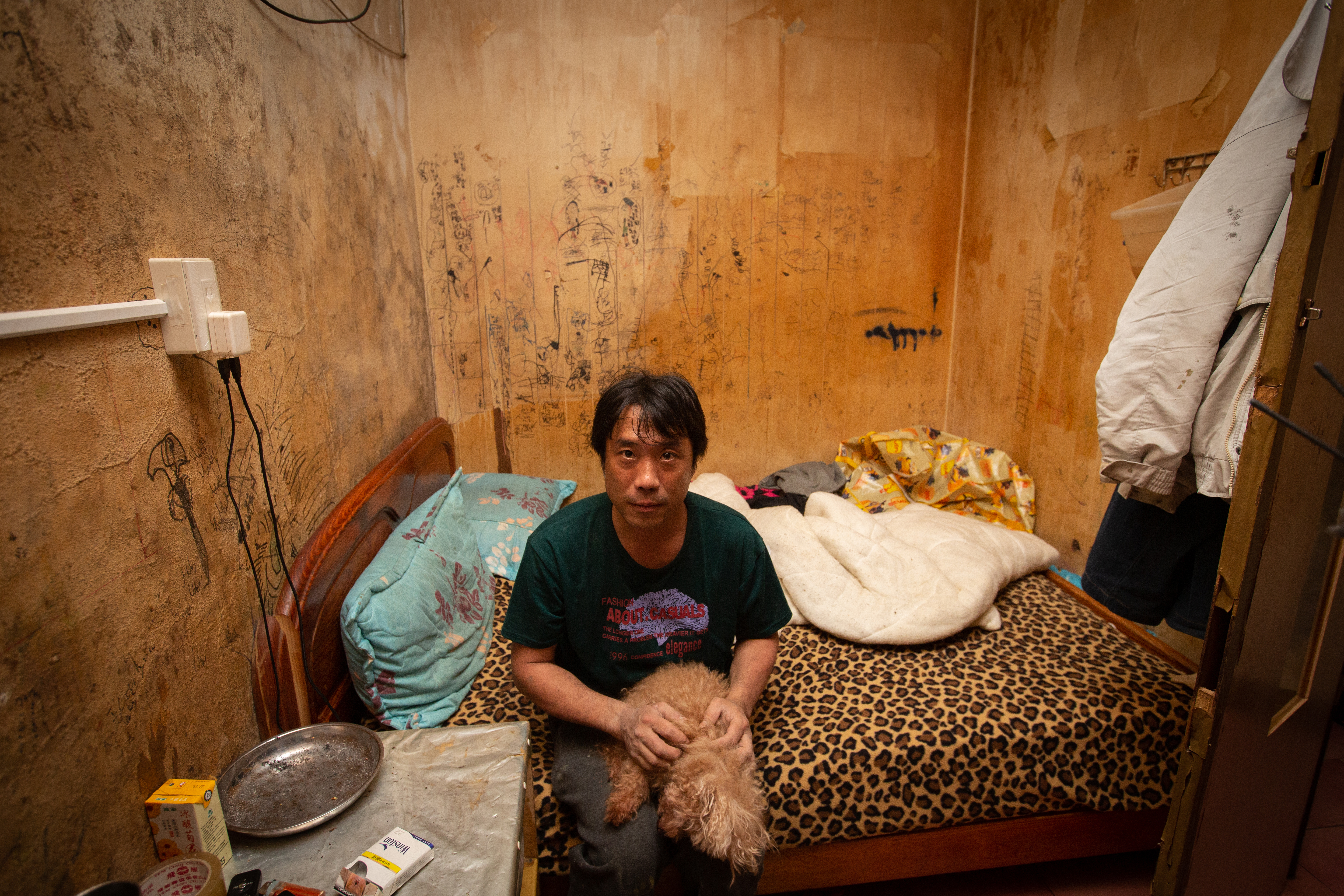 平時，陳青旭和大姊夫、愛犬「油麵」睡一個房間。5年前，陳青旭在工地附近撿到這隻眼瞎的繁殖犬，他不忍心，便將牠帶回家。