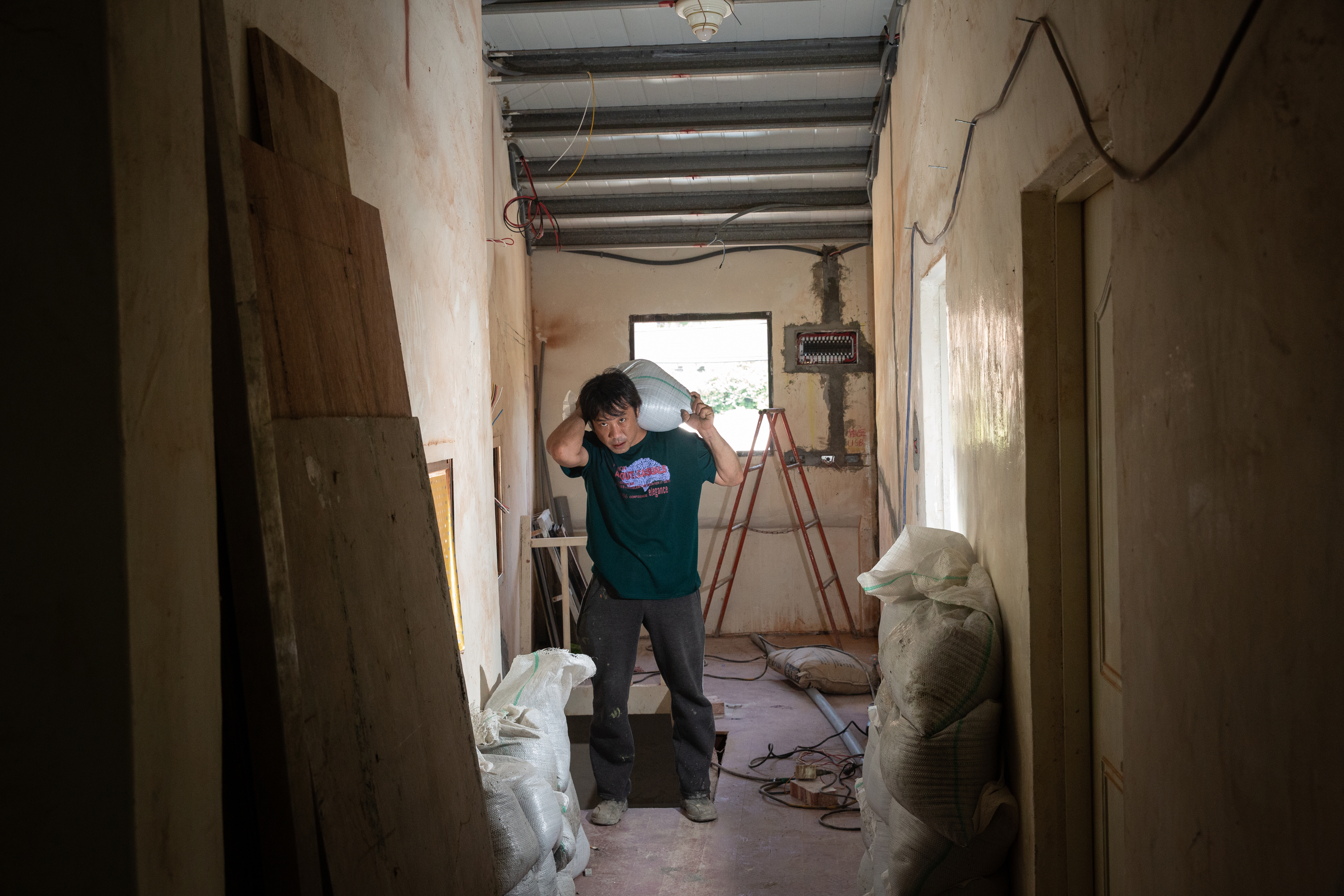 陳青旭十幾年來以打零工維生，搬水泥沙袋一天可賺1,600元，但因雙腳受過傷、年紀也大了，做得越來越吃力。