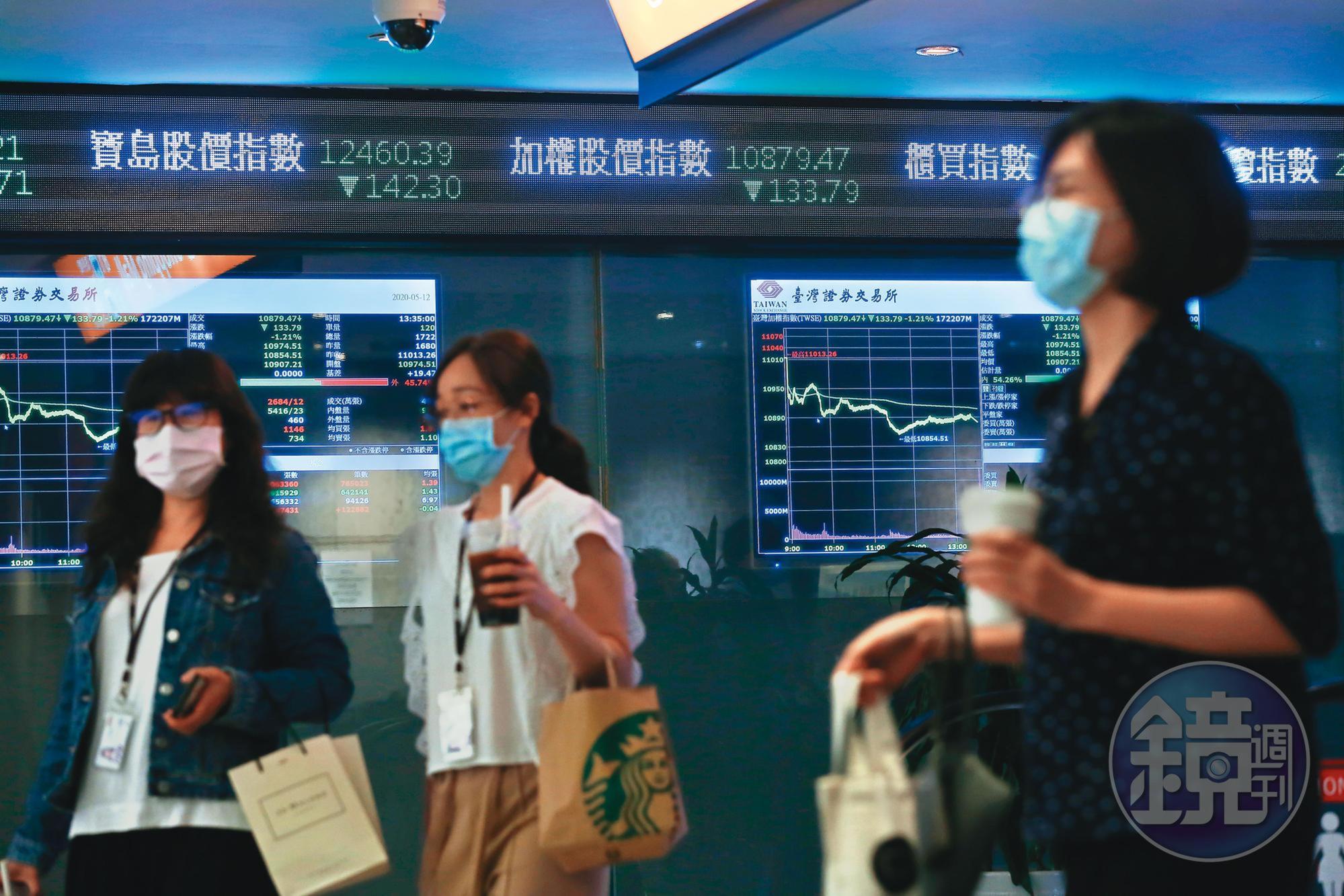 受疫情影響,年初至4月底台股市值蒸發3兆元,上市ETF資產規模卻逆勢上揚10%。