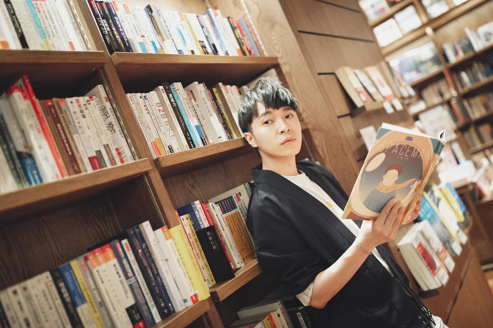 吳青峰〈太空人〉MV日前奪美國泰利獎(Telly Awards)6項大獎。(環球音樂提供)