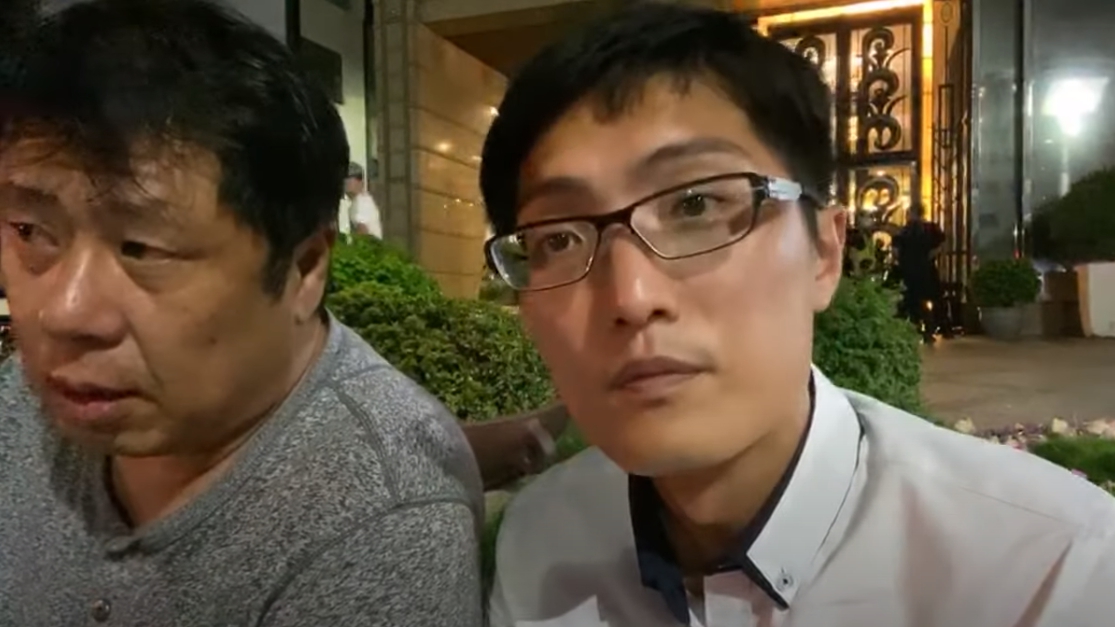 數名韓粉在高市議長許崑源墜樓當晚前往事發現場，其中陳品宏（右）被指控開直播還收抖內，是在消費死者。（翻攝自陳品宏YouTube）