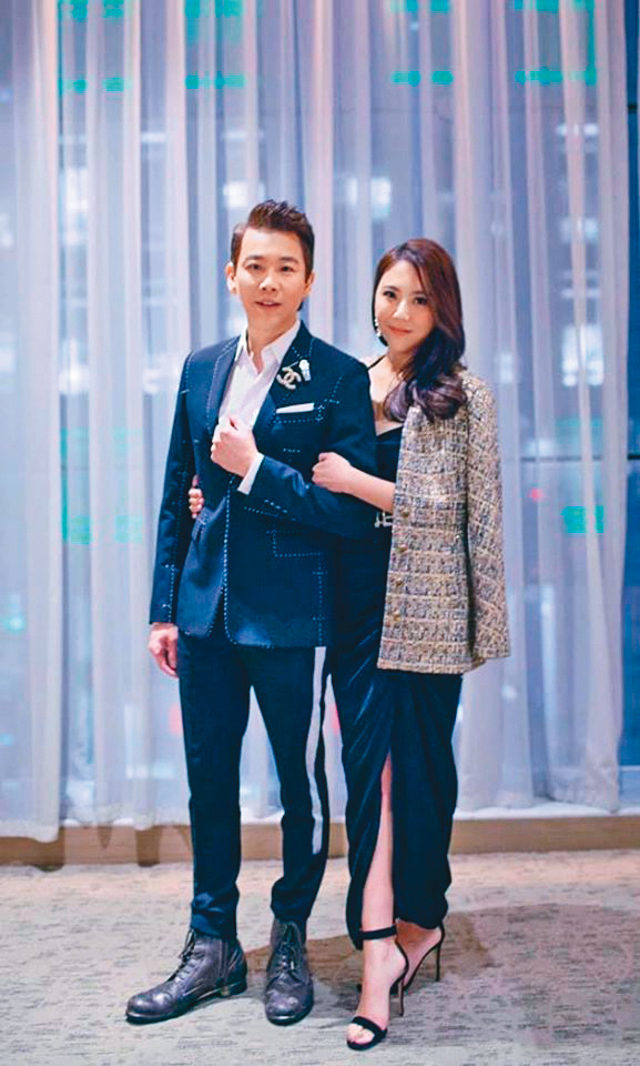 曾有一段婚姻的陶喆，2014年和小16歲的五金行千金Penny（江佩蓉）結婚。（翻攝自陶喆臉書）