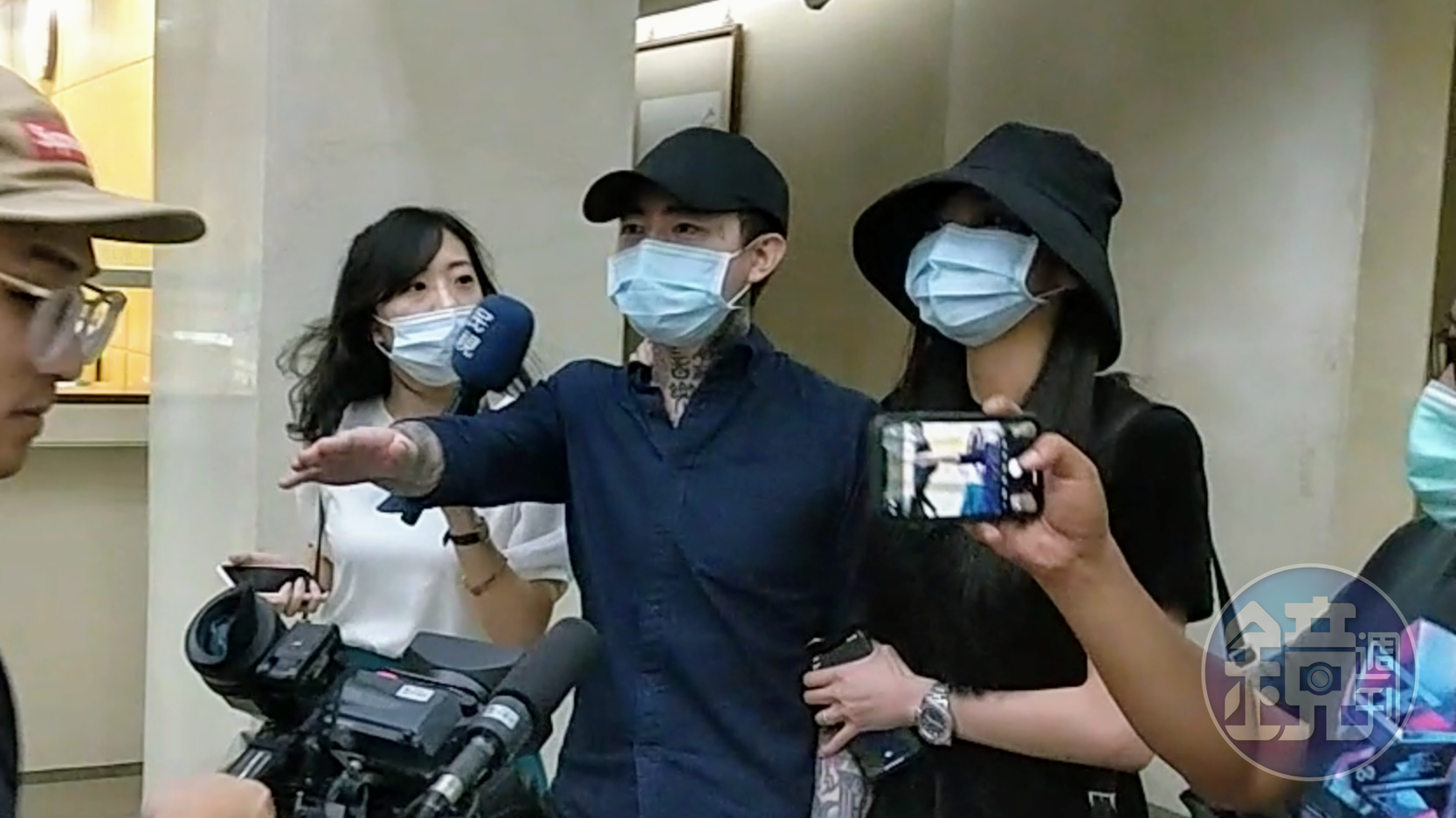 藝人謝和弦因揚言放火遭起訴，他女友人莉婭陪同下出庭認罪。