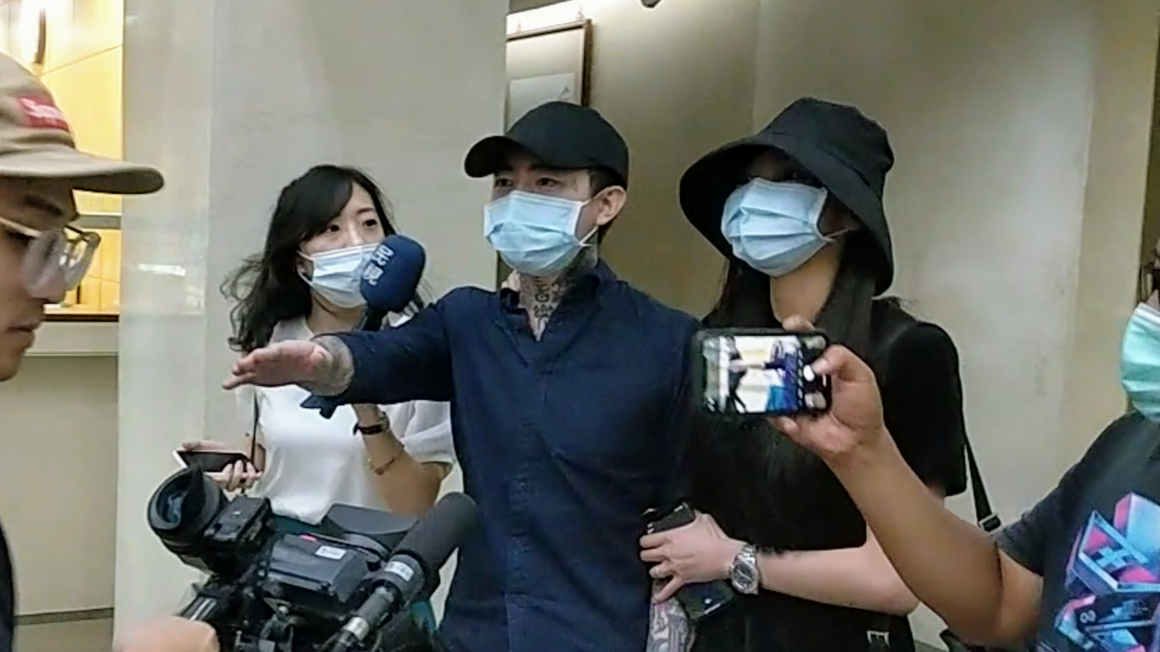 藝人謝和弦因揚言放火遭起訴，他女友人莉婭陪同下出庭認罪。