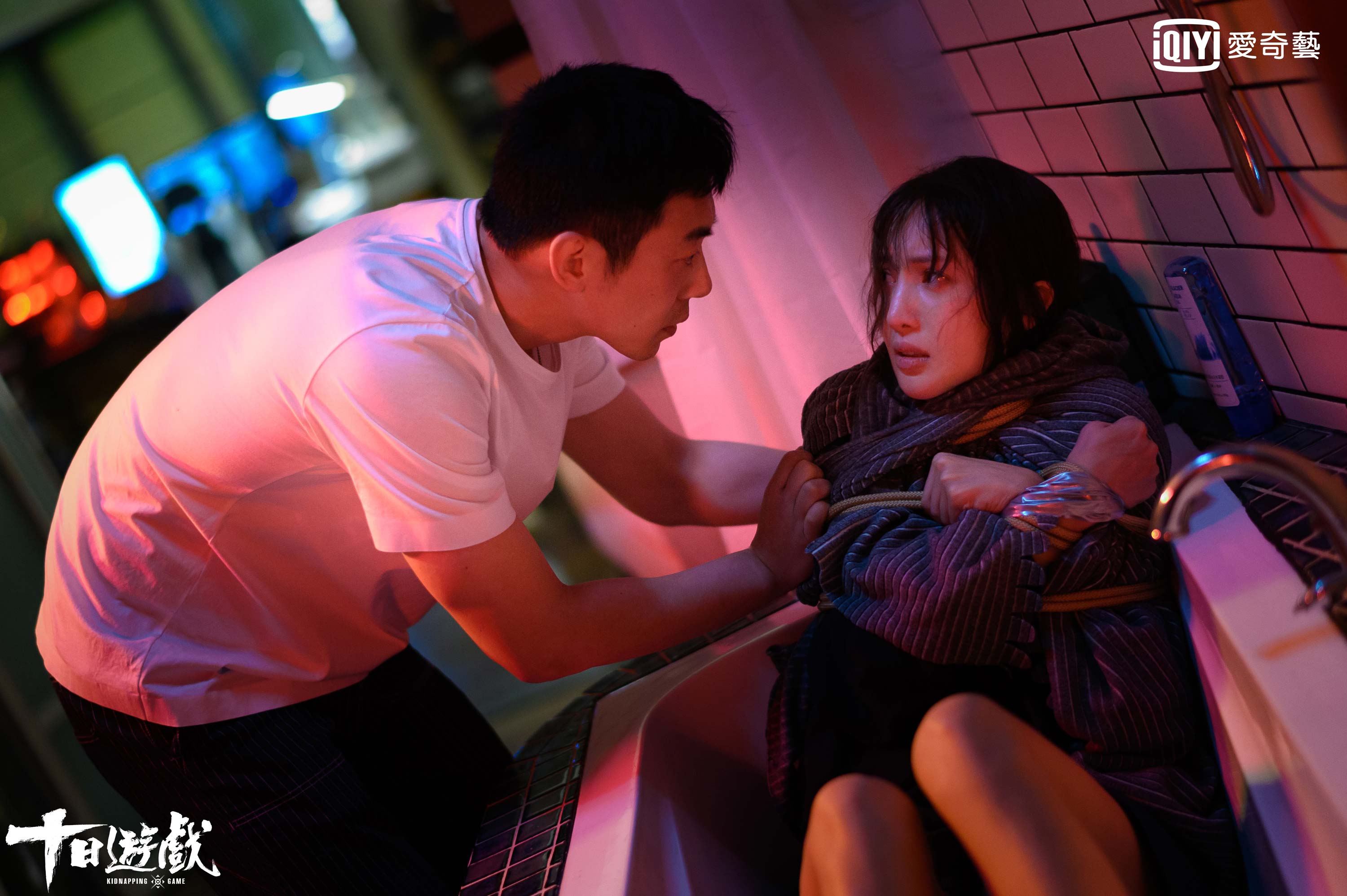 朱亞文綁架金晨，專業模樣受封專業綁匪。（愛奇藝提供）