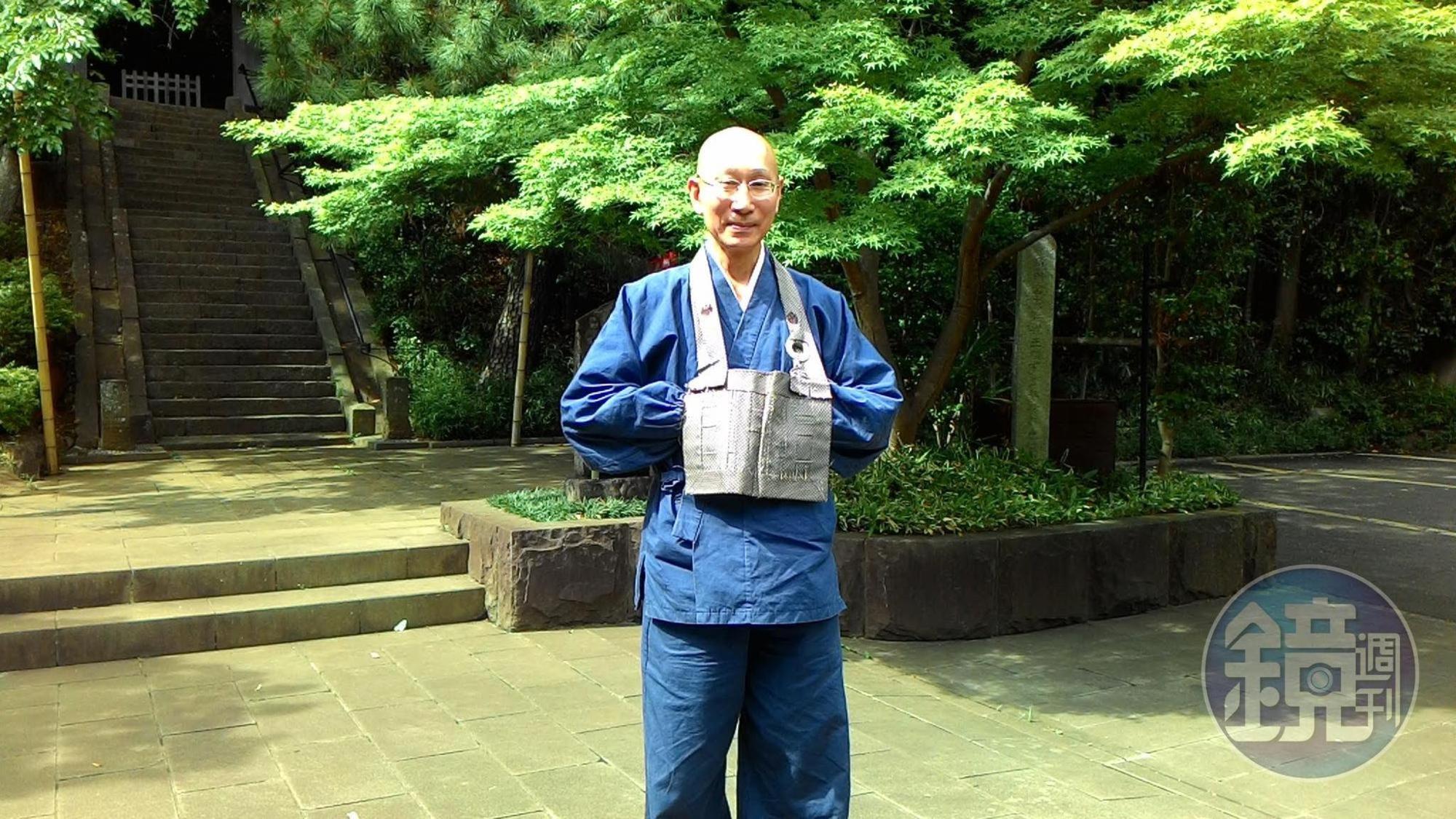 寺院中庭裡的枡野俊明。