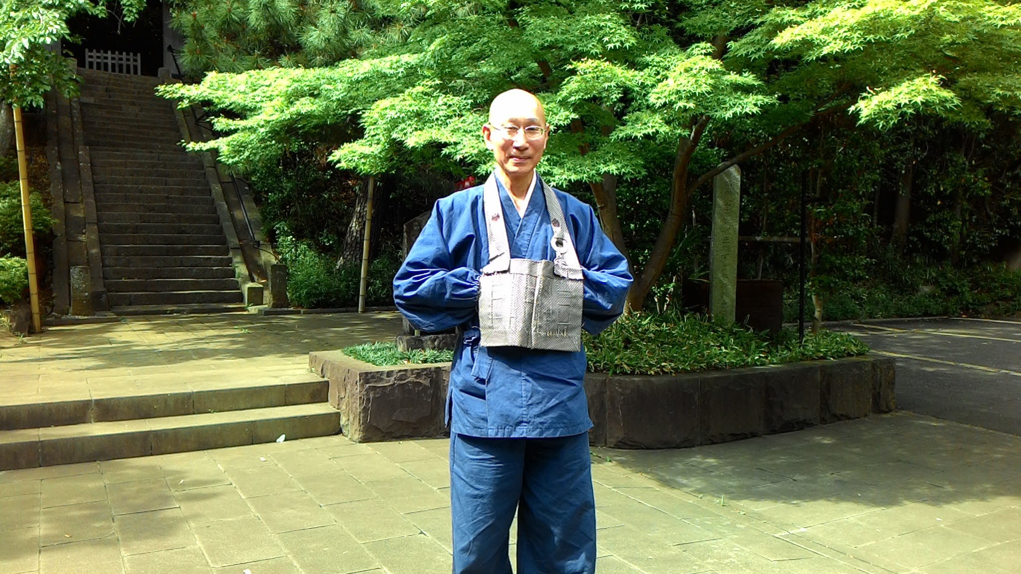 寺院中庭裡的枡野俊明。