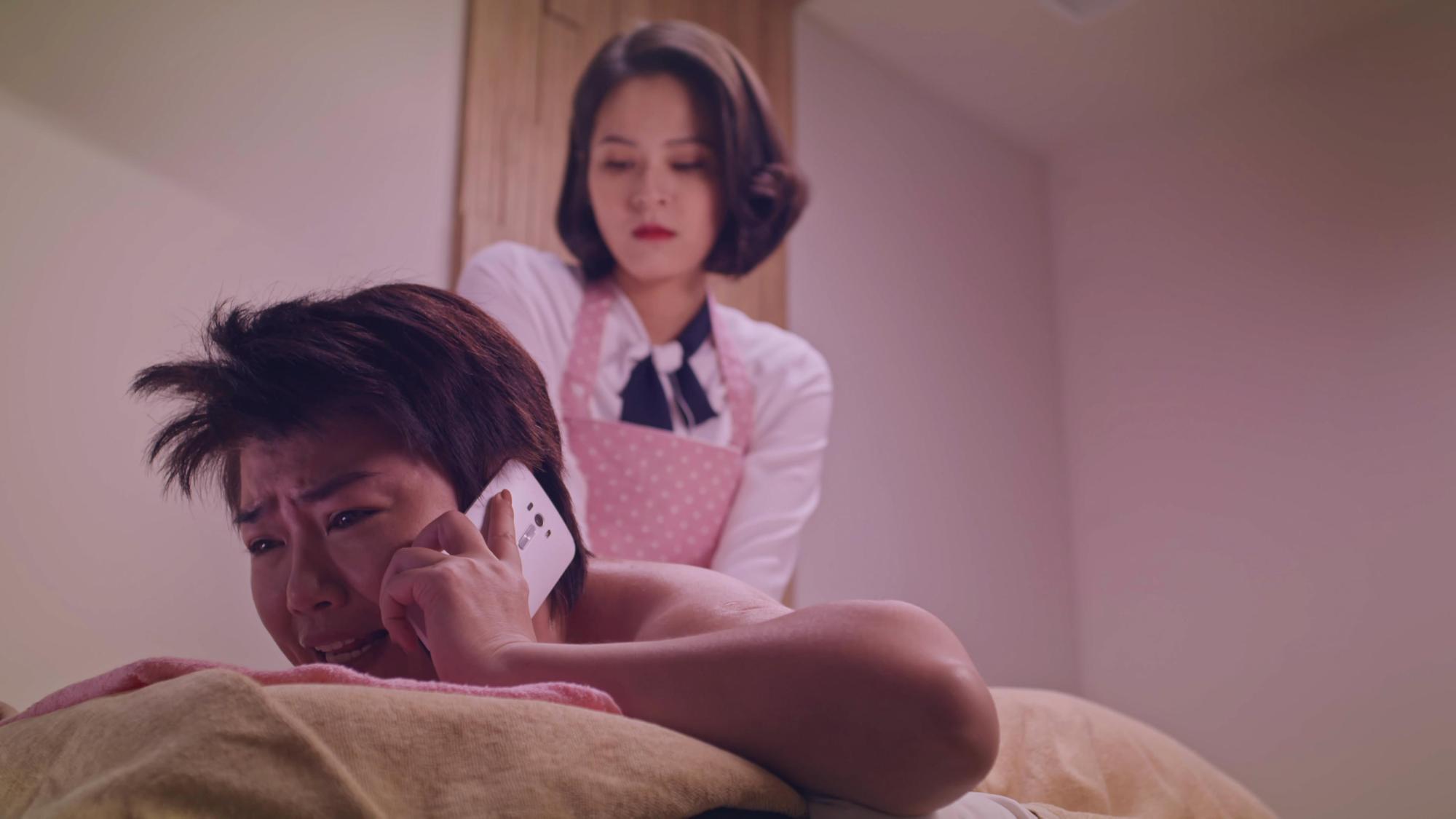《我的婆婆》特別請到導演嚴藝文特別客串,零包袱演出讓嚴藝文嘆「出來混,總是要還的」。(公視提供)