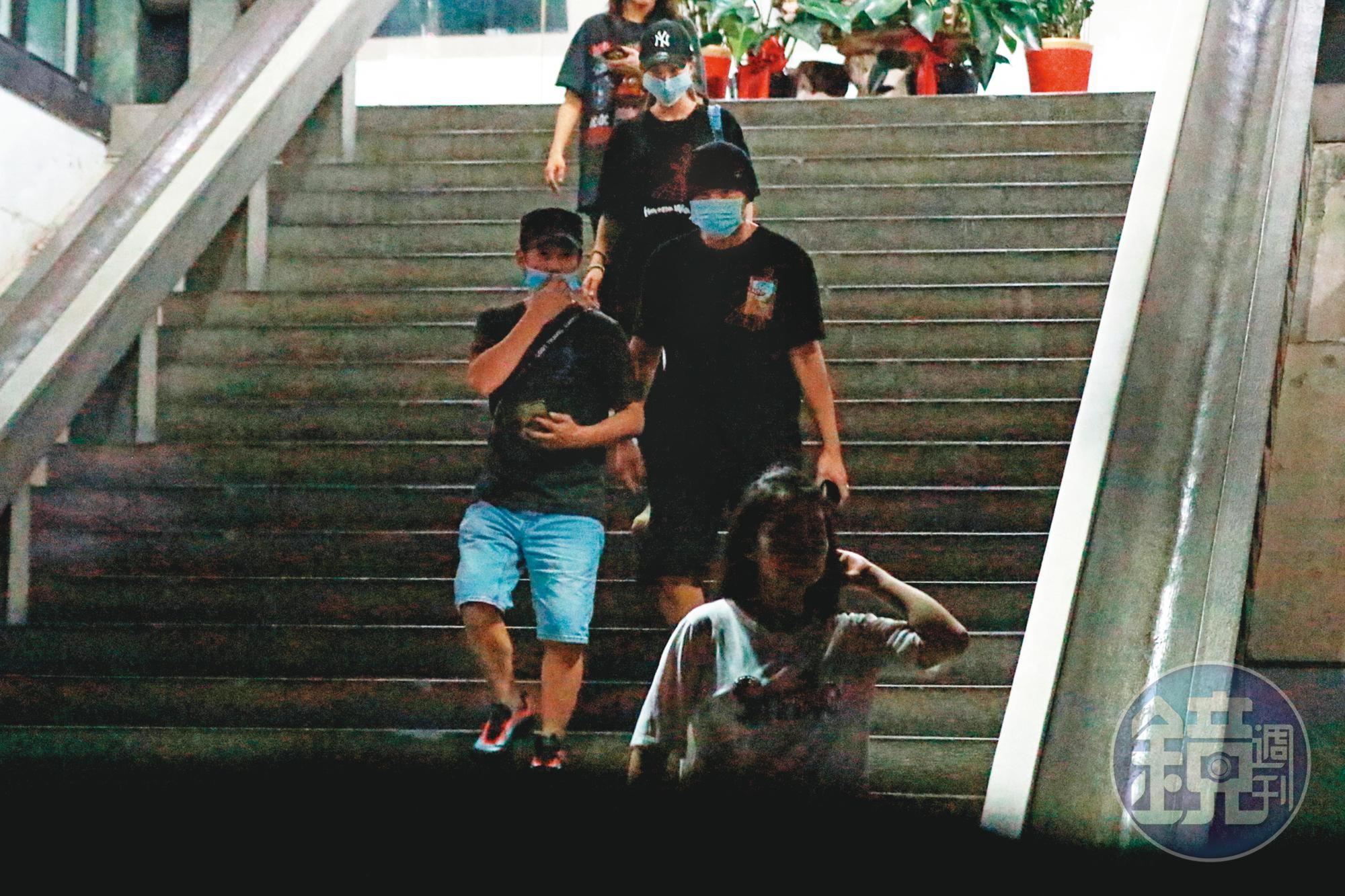 6/3 23:55周杰倫打完球後從保齡球館走出,老婆昆凌跟在他後面。