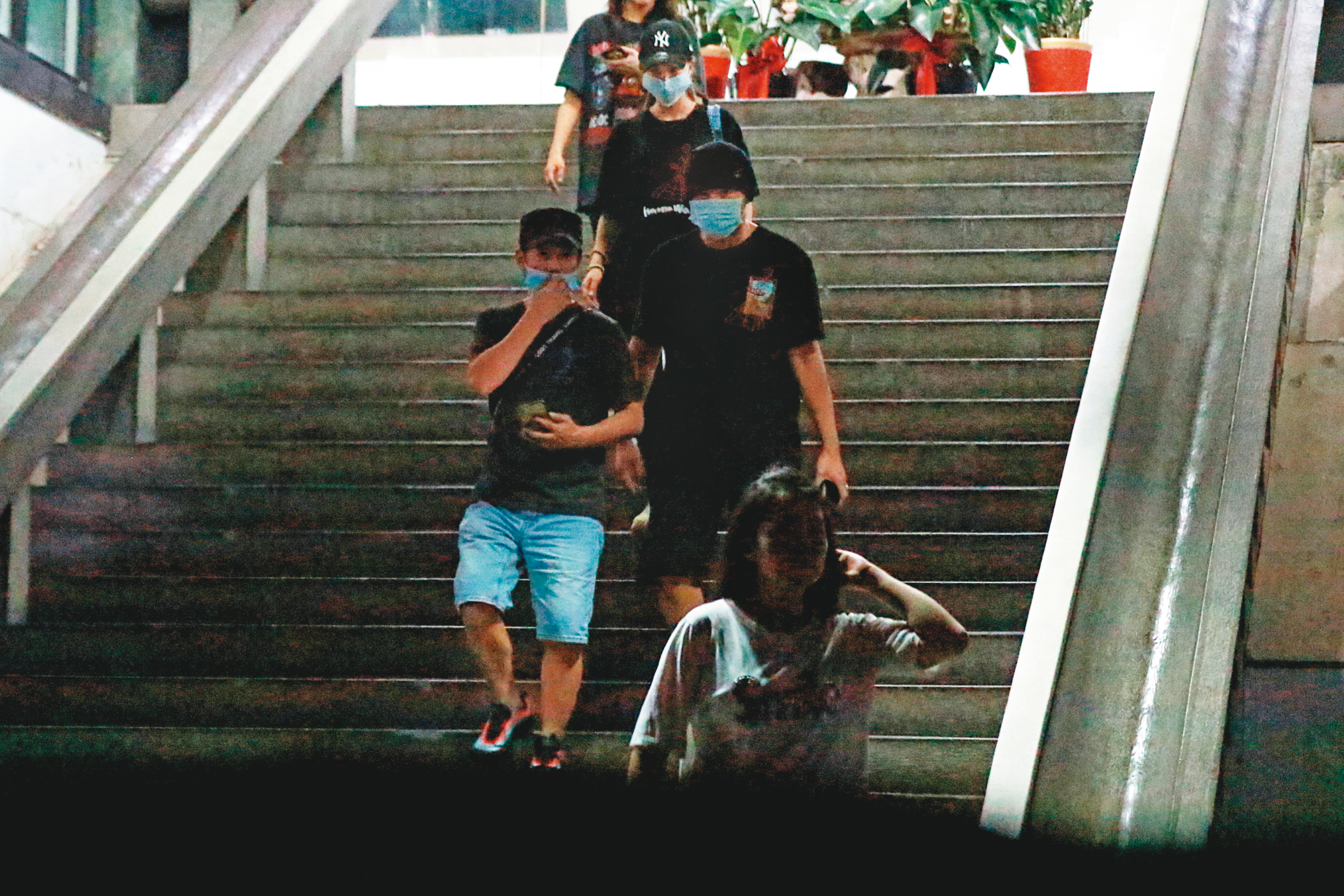 6／3　23：55周杰倫打完球後從保齡球館走出，老婆昆凌跟在他後面。