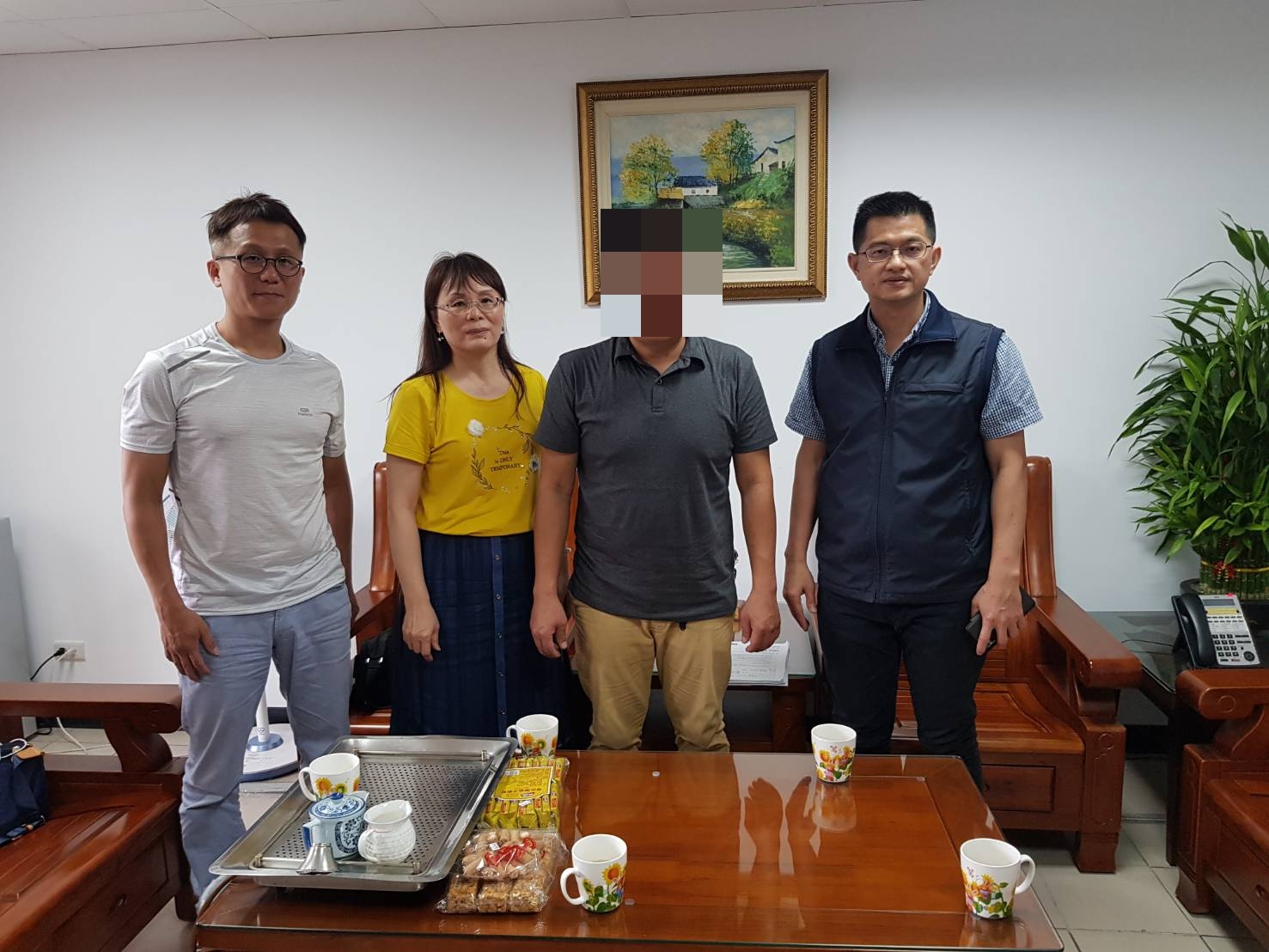 蔡姓男子失蹤成為無名屍後，經新北尋人高手協助得以重返家園，家屬前往警局表達感謝。（翻攝畫面）