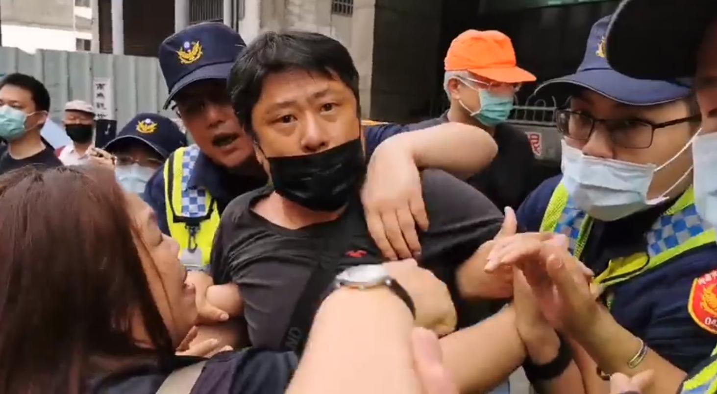 杏仁哥今率抗議者到王浩宇服務處示威,但因違法遭到警方逮捕。(翻攝自杏仁哥臉書)
