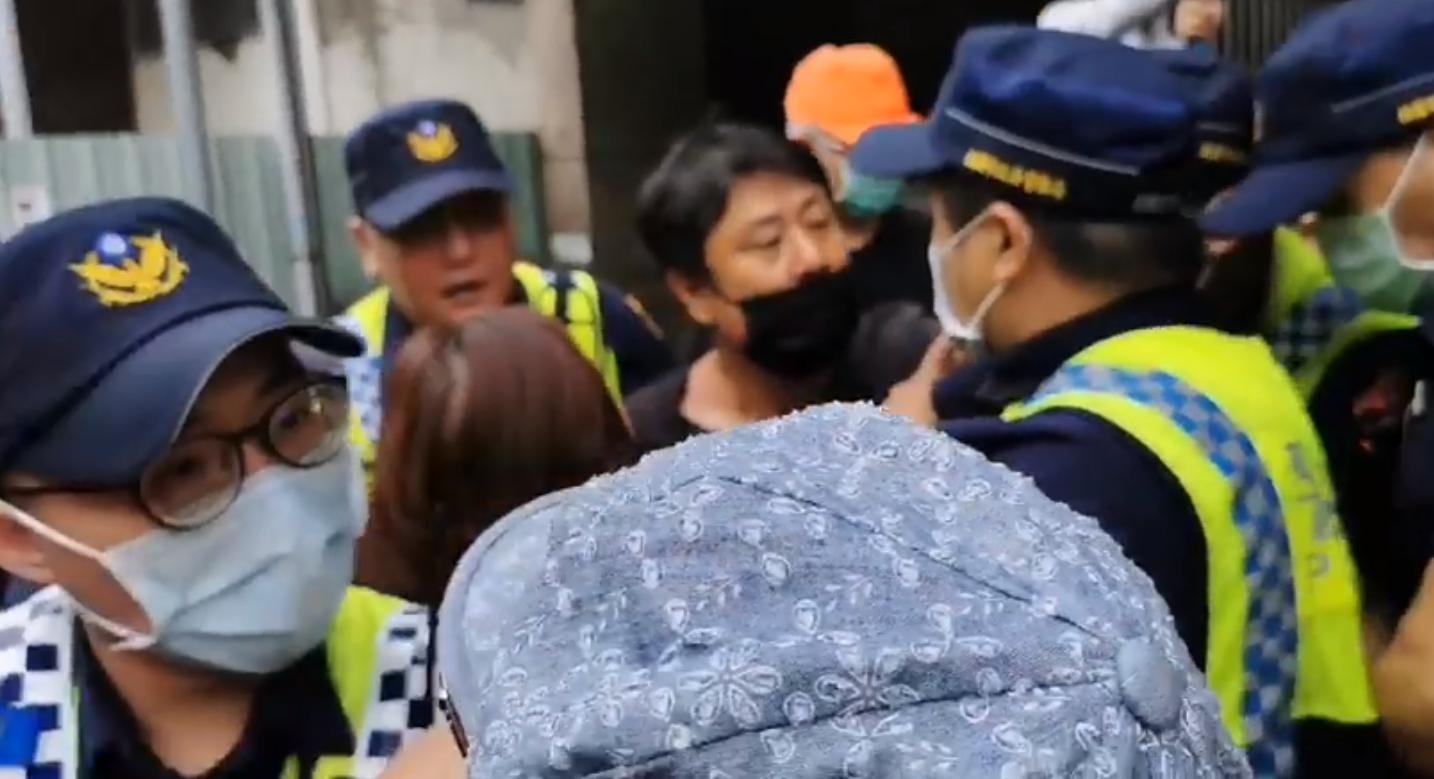 杏仁哥今率抗議者到王浩宇服務處示威,但因違法遭到警方逮捕。(翻攝自杏仁哥臉書)