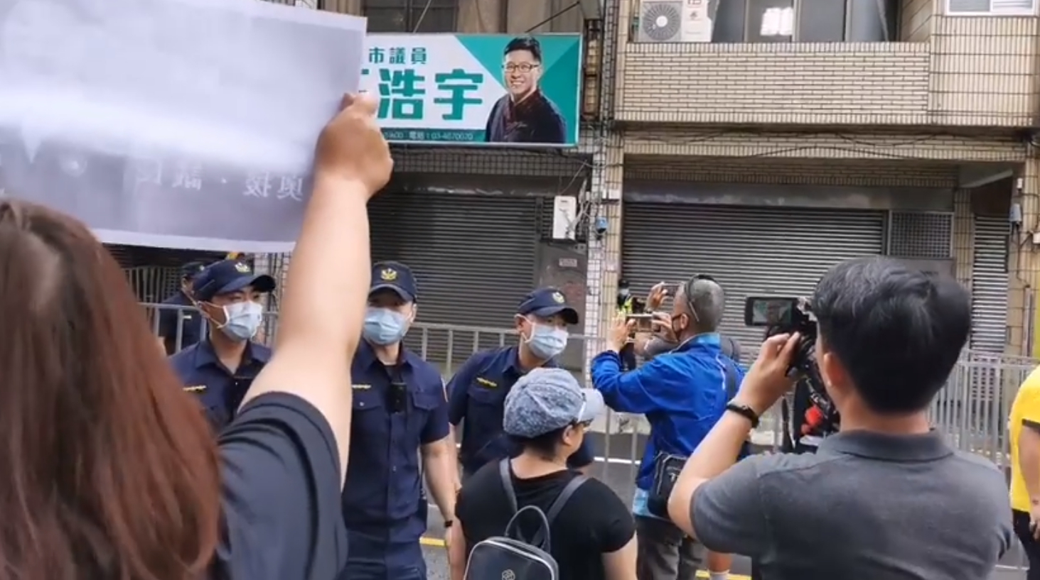 王浩宇服務處前今日午時聚集不少抗議者，原先場面一度平和。（翻攝自杏仁哥臉書）