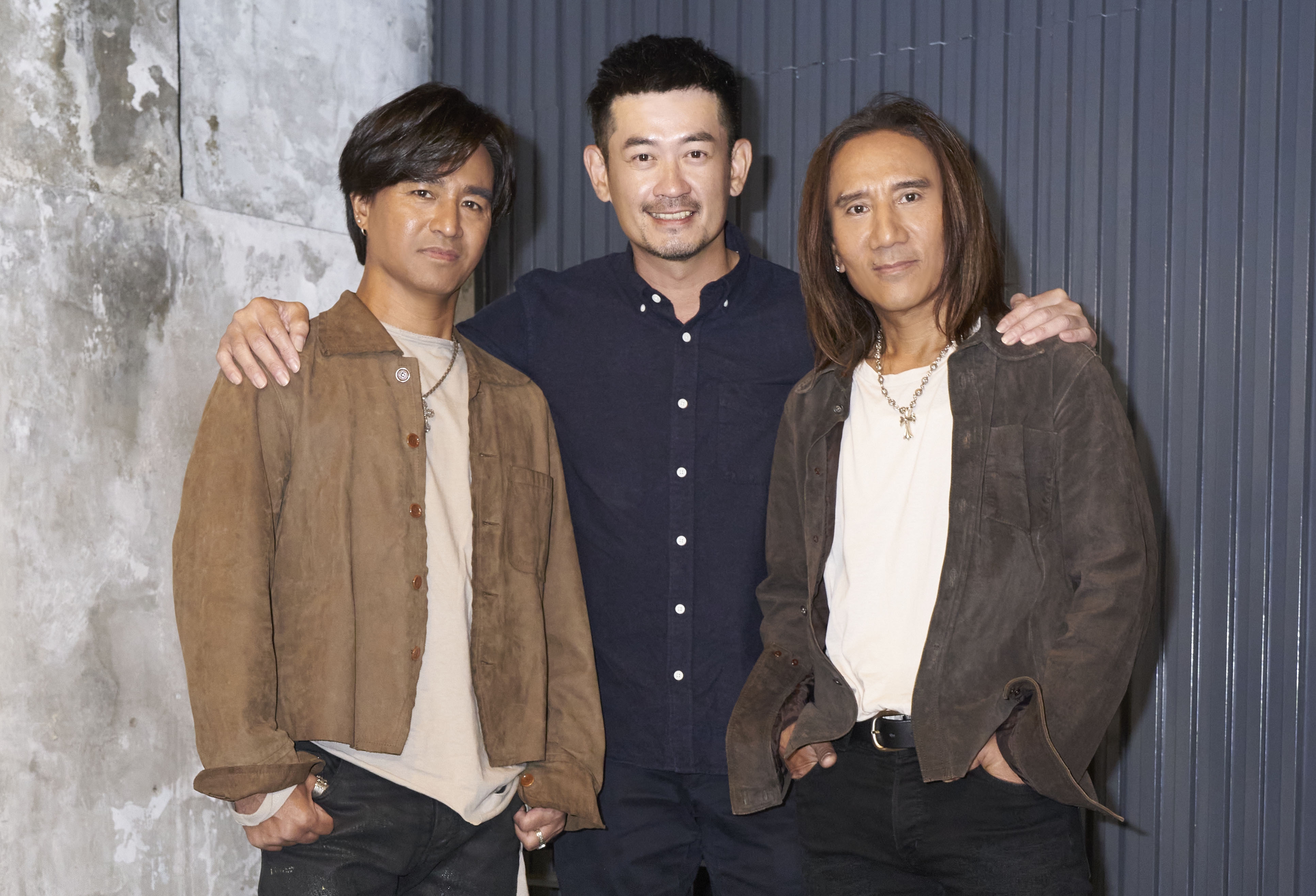 動力火車拍〈永遠不再〉MV時,柯叔元前來探班。(華研國際提供)