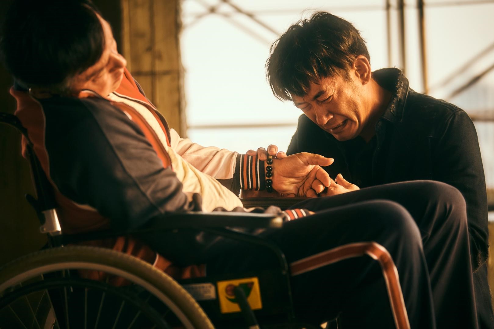 《做工的人》大結局中，李銘順（左）飾演的哥哥，與飾演弟弟的柯叔元真情告白。（myVideo提供）