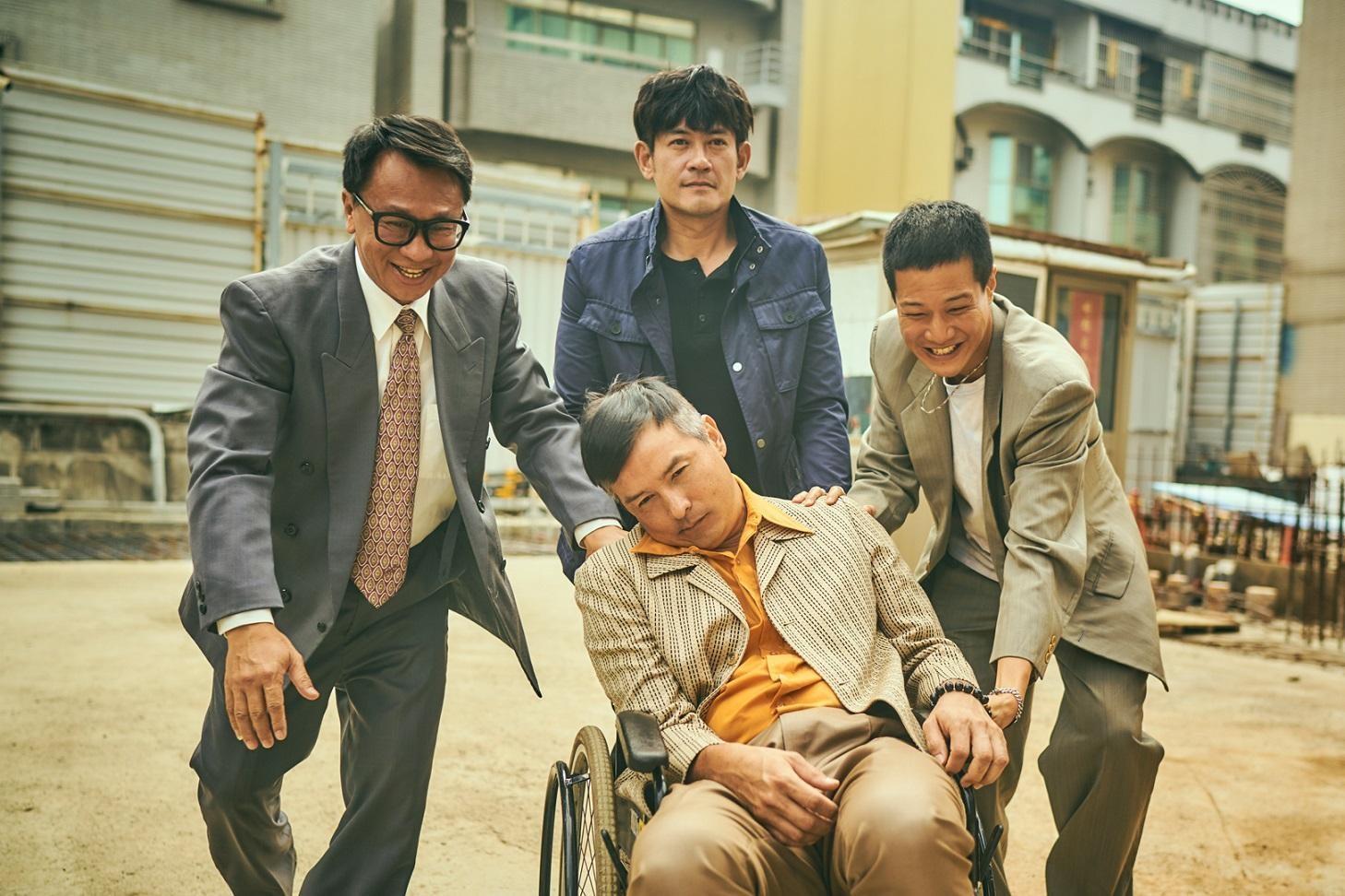 李銘順(前中)飾演的鐵工「阿祈」,前一集從高處摔下,中風癱瘓。右後至左為薛仕凌、柯叔元、游安順。(myVideo提供)