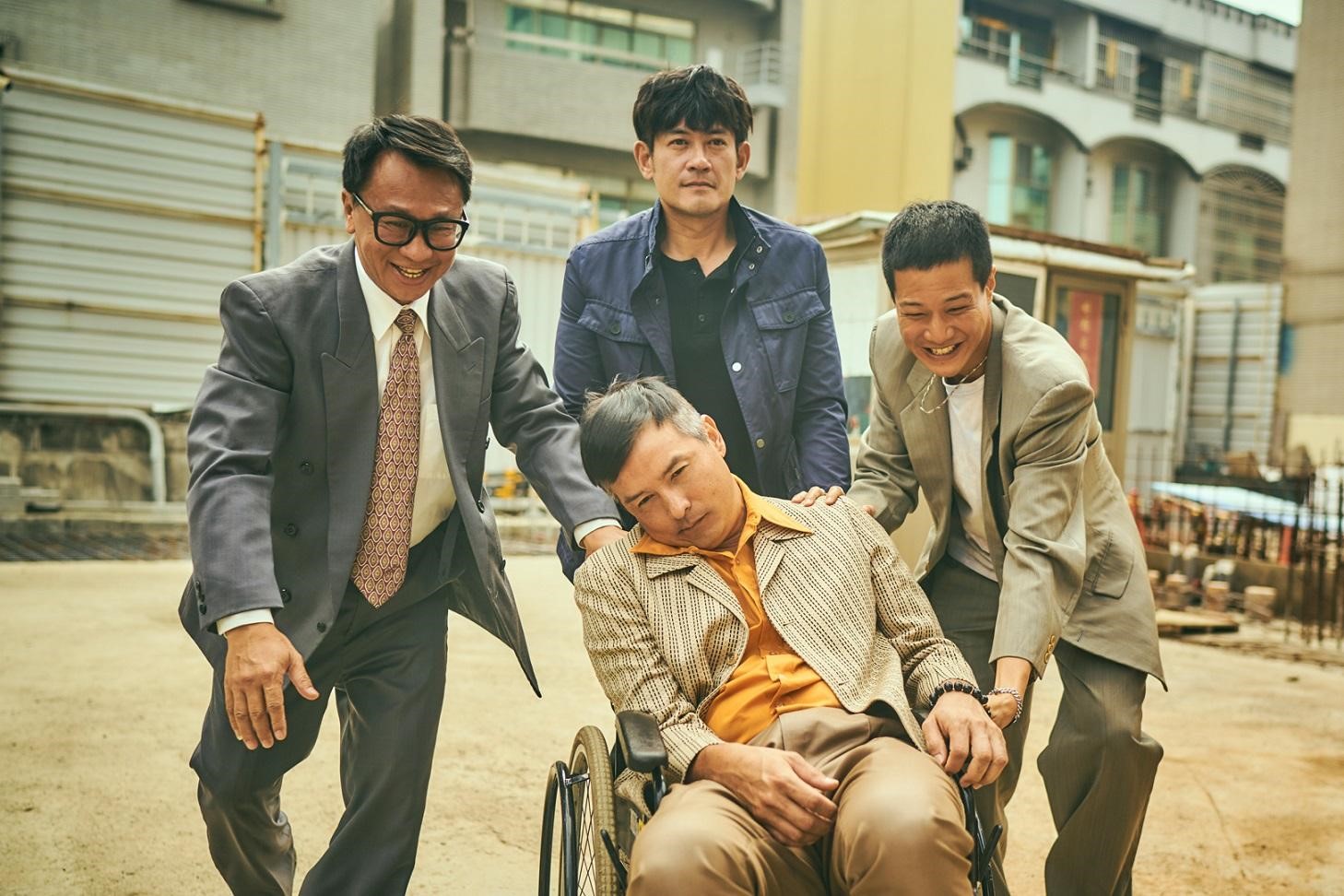 李銘順（前中）飾演的鐵工「阿祈」，前一集從高處摔下，中風癱瘓。右後至左為薛仕凌、柯叔元、游安順。（myVideo提供）