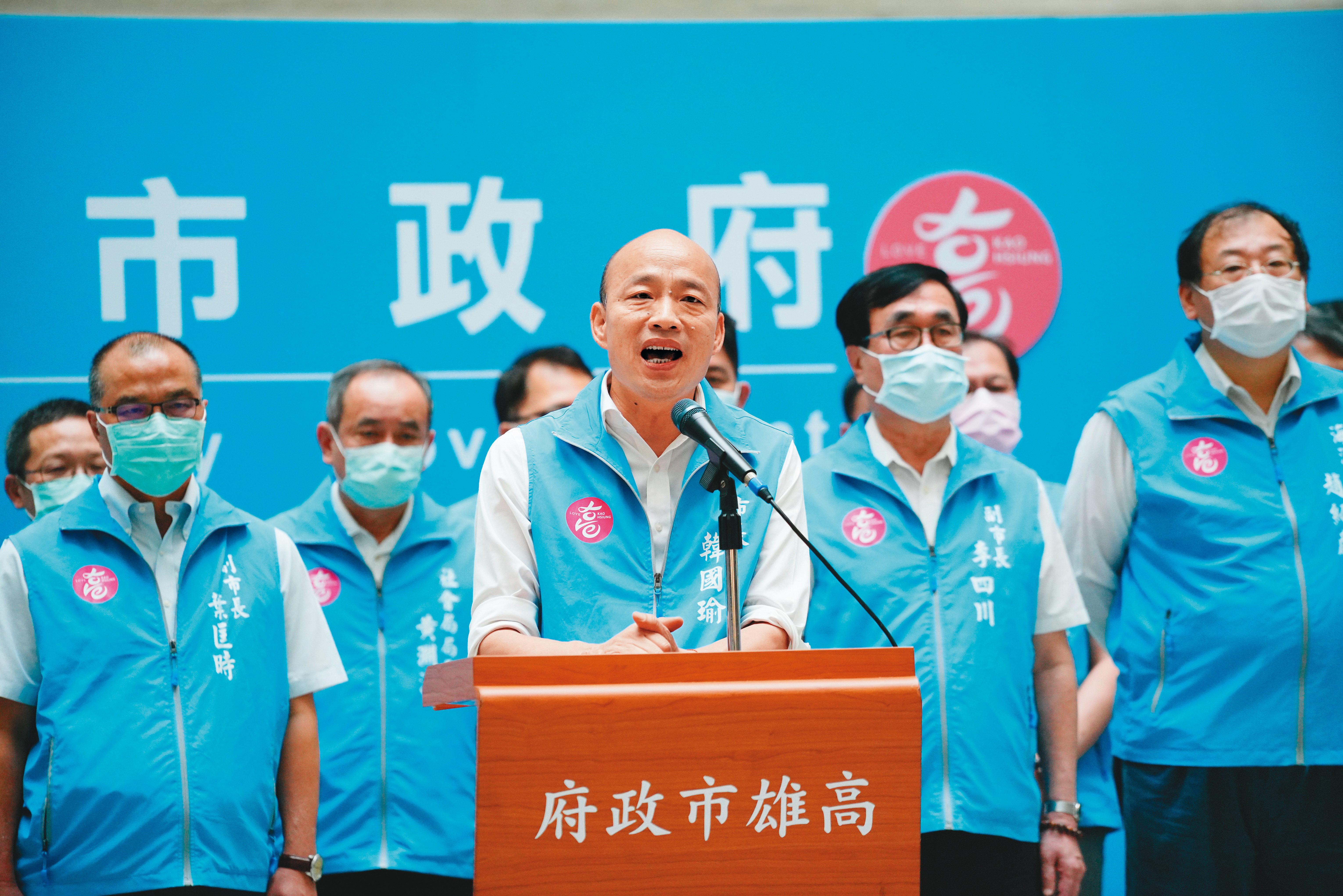 確定遭罷免後，韓國瑜帶領市府團隊現身，他強硬的宣言，也為將來再度復出埋下伏筆。