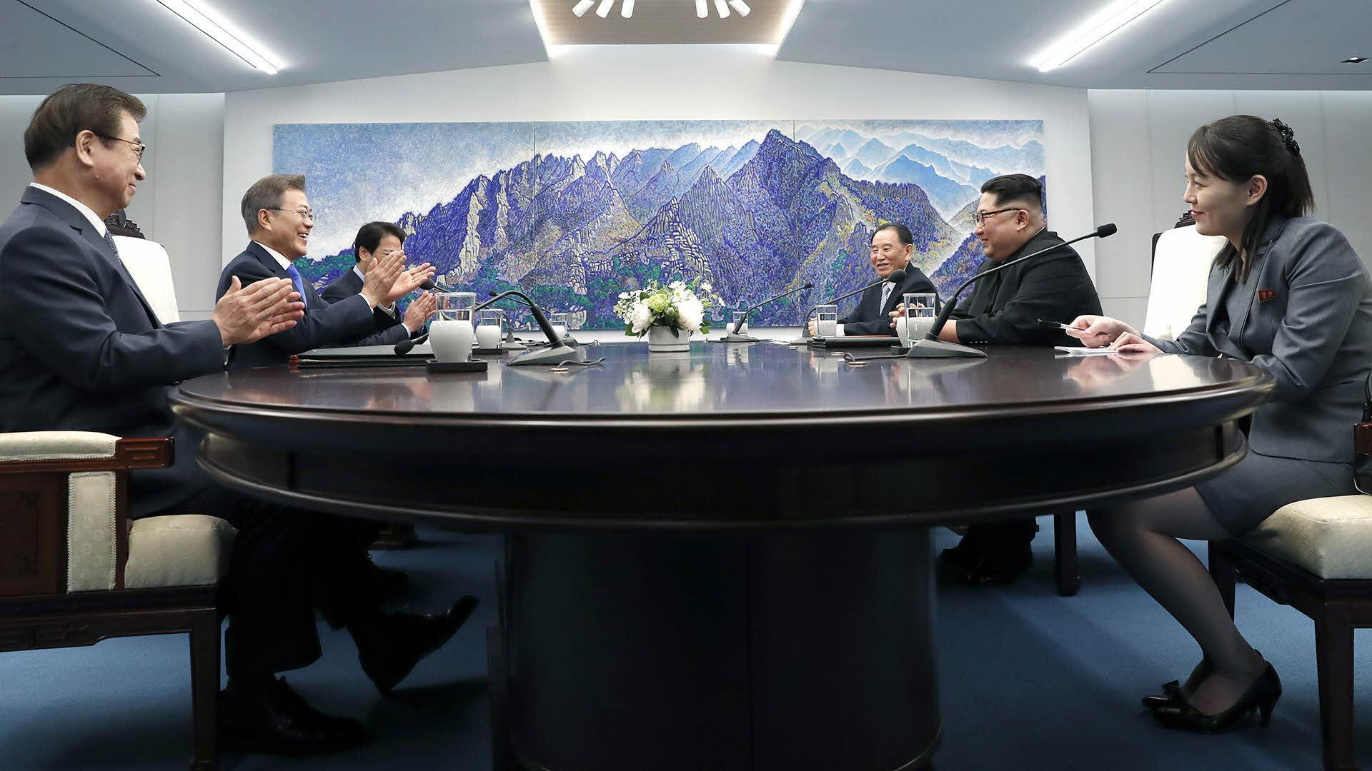南韓統一部表示,今早北韓並未接南韓的電話,引起國際擔憂兩韓關係生變。圖為2018年南北韓高峰會。(翻攝自Wiki/Cheongwadae/Blue House)