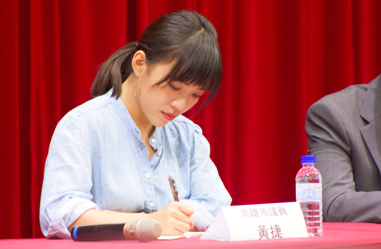 高雄法制局長吳秋麗認為，黃捷擦大紅口紅來靈堂弔唁，是對死者不敬。（翻攝自黃捷臉書）