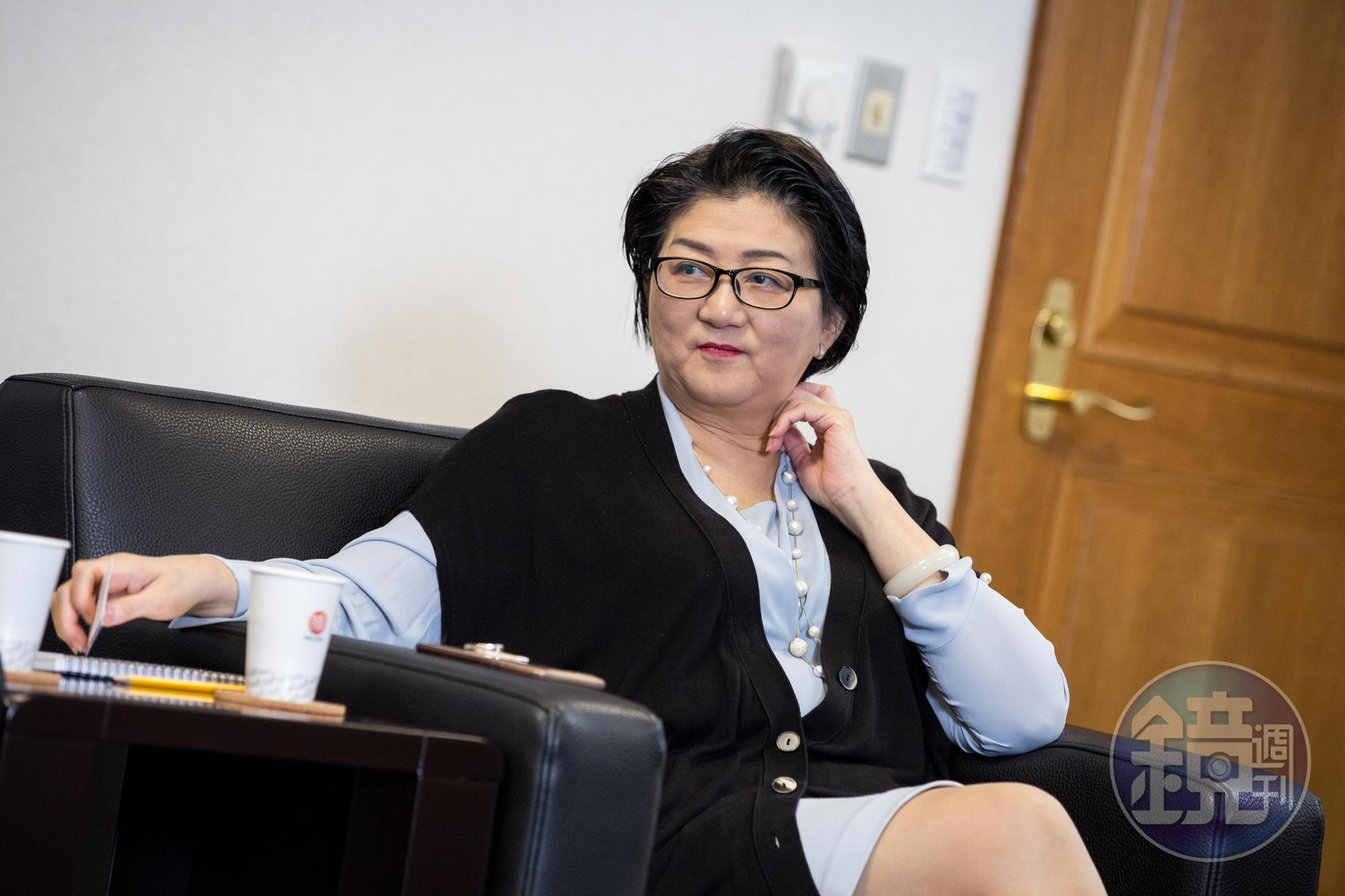 國民黨婦聯會主委雷倩率眾前往許崑源靈堂致意,但卻被發現在靈堂門口比讚拍照。